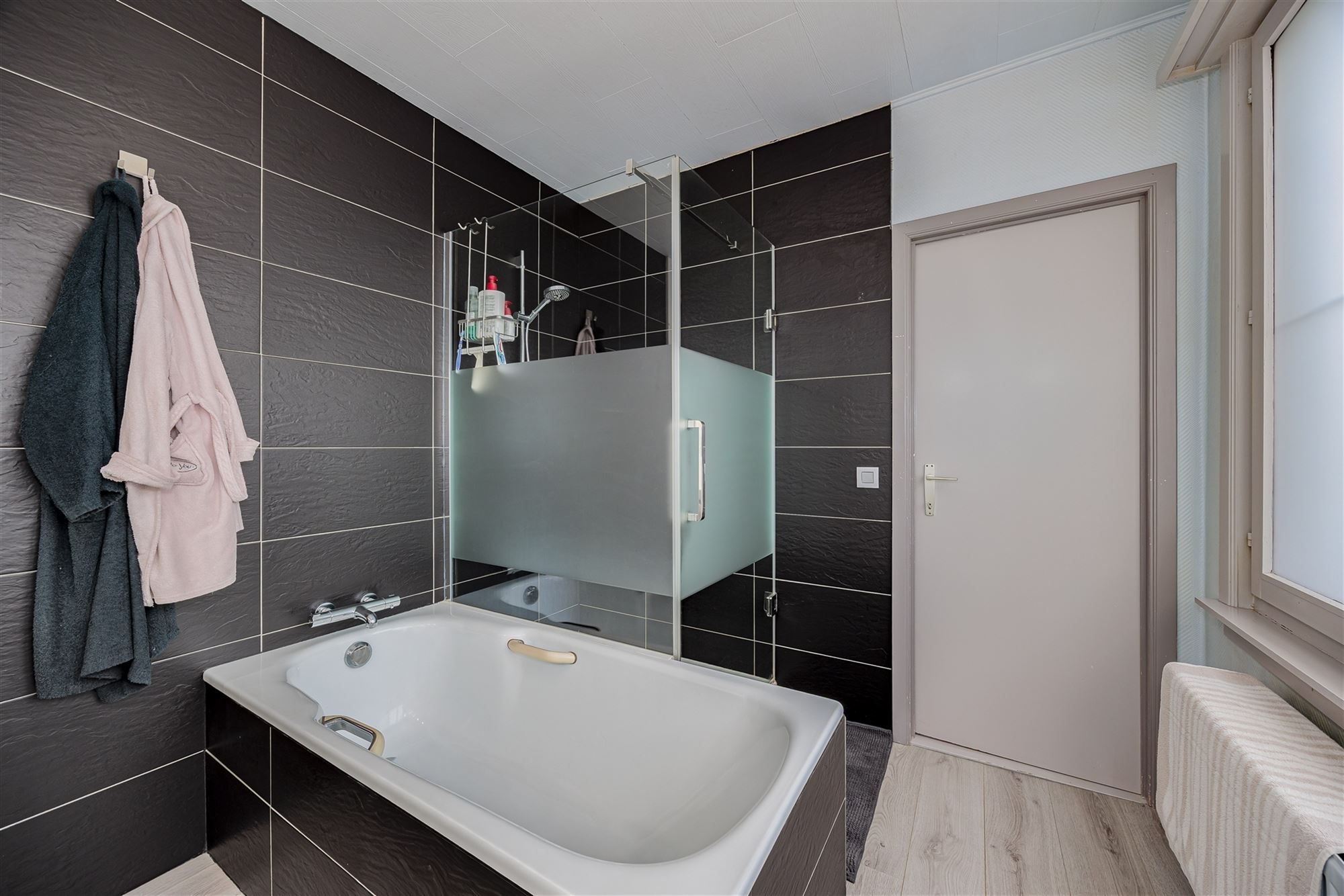 Uniek hoekperceel met handelshuis + garage + appt foto 6