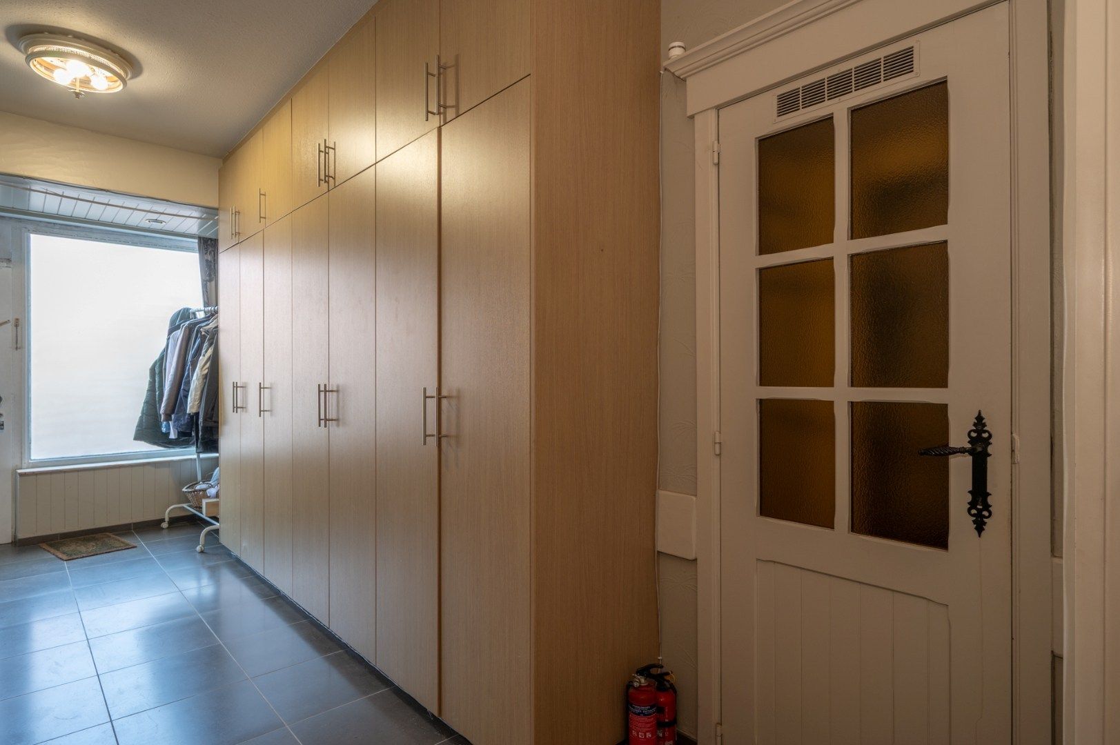 Gelijkvloerse woonst met grote tuin en garage te Sijsele. foto 9