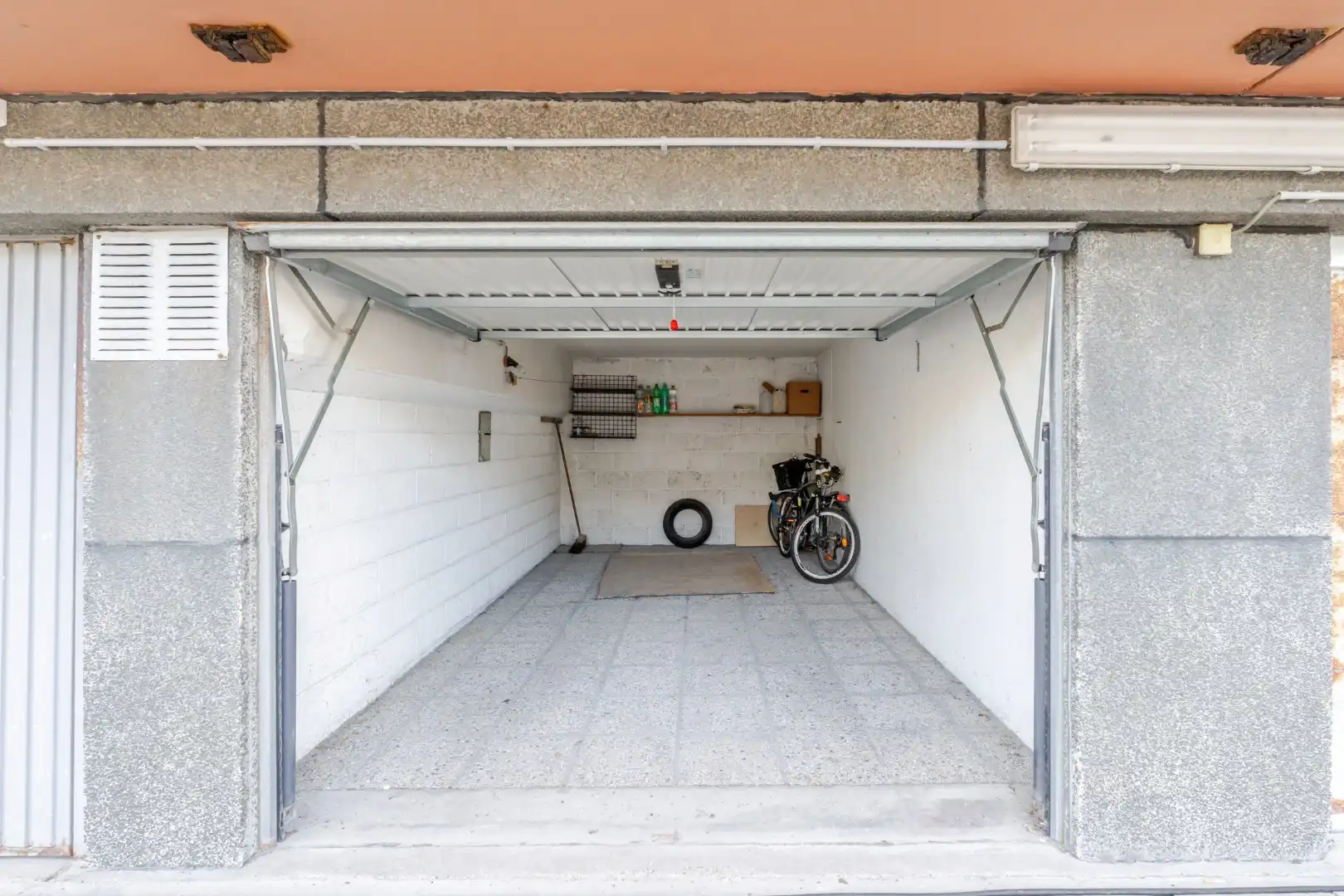 Afgesloten garagebox te koop op niveau 5 in hartje Oostende! foto 2