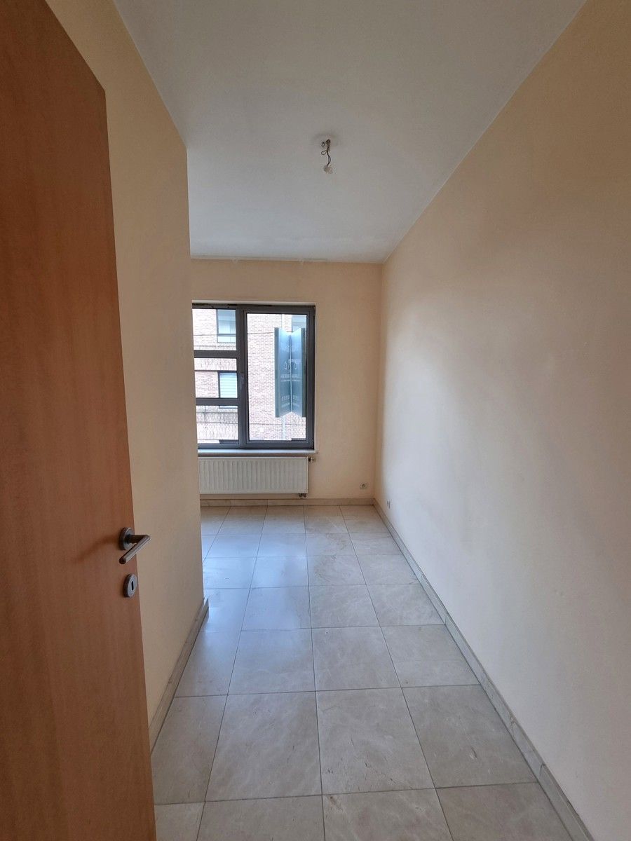 Appartement met 2 slaapkamers, ruim terras en staanplaats! foto 16