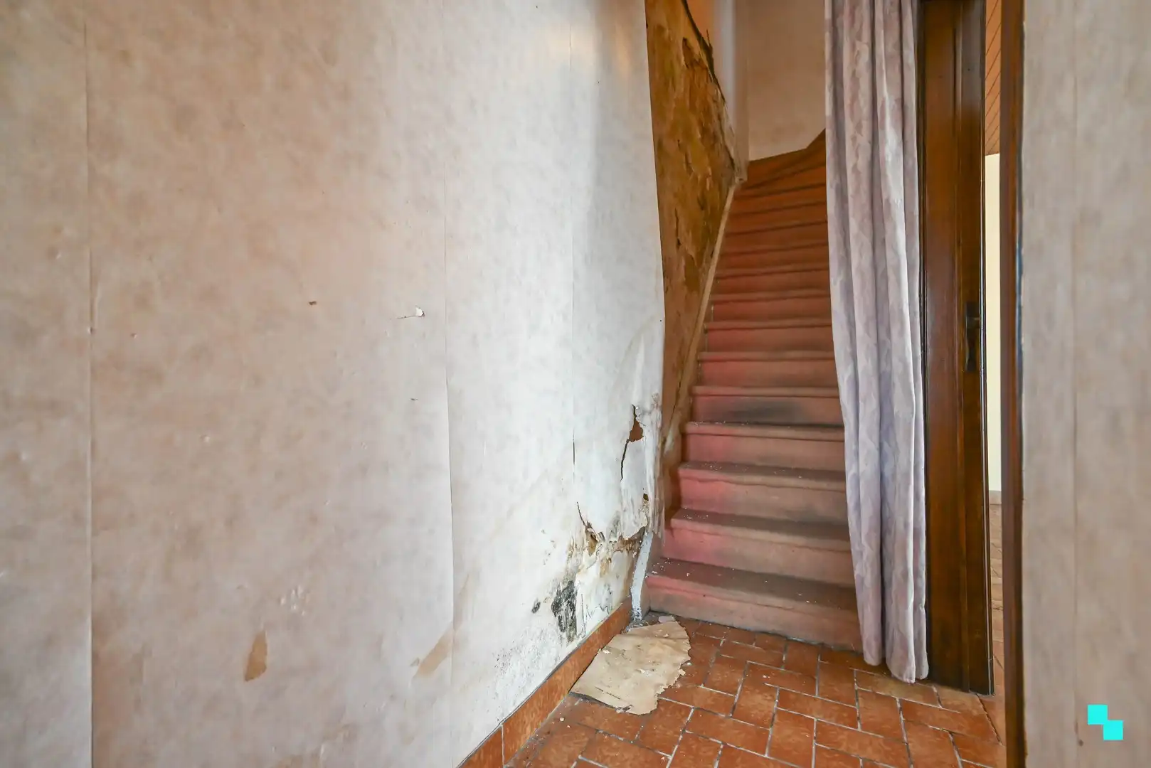 Totaal te renoveren woning met riante garage te Bosmolens foto 13