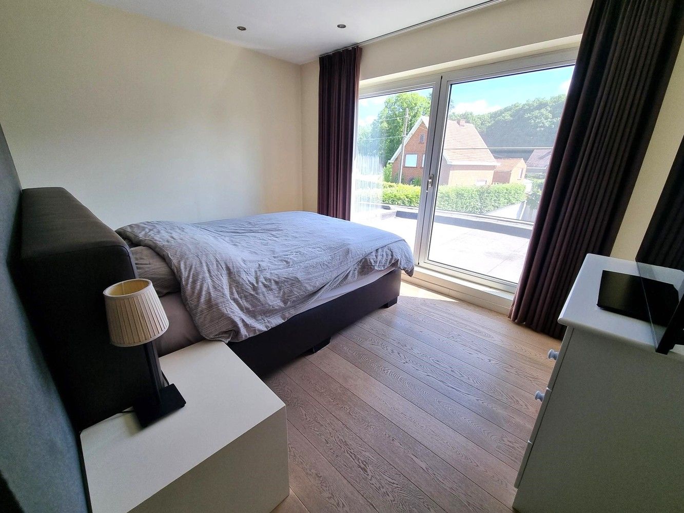 Prachtige villa woning, rustig gelegen met zonnige, diepe tuin voorzien van zwembad en poolhouse. foto 16