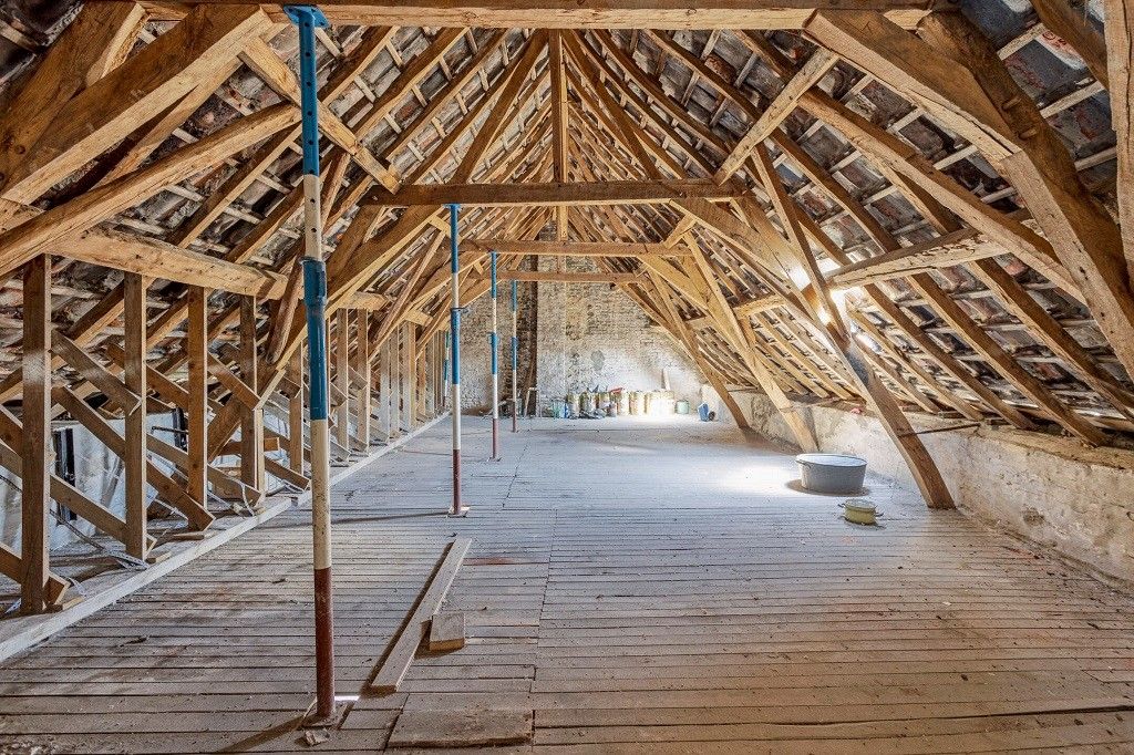 VEURNE: Historisch gebouw (reeds vermeld begin 15de eeuw, verbouwd in 1716) met meerdere garages pal in het centrum van Veurne op 673m² grondoppervlakte. foto 17