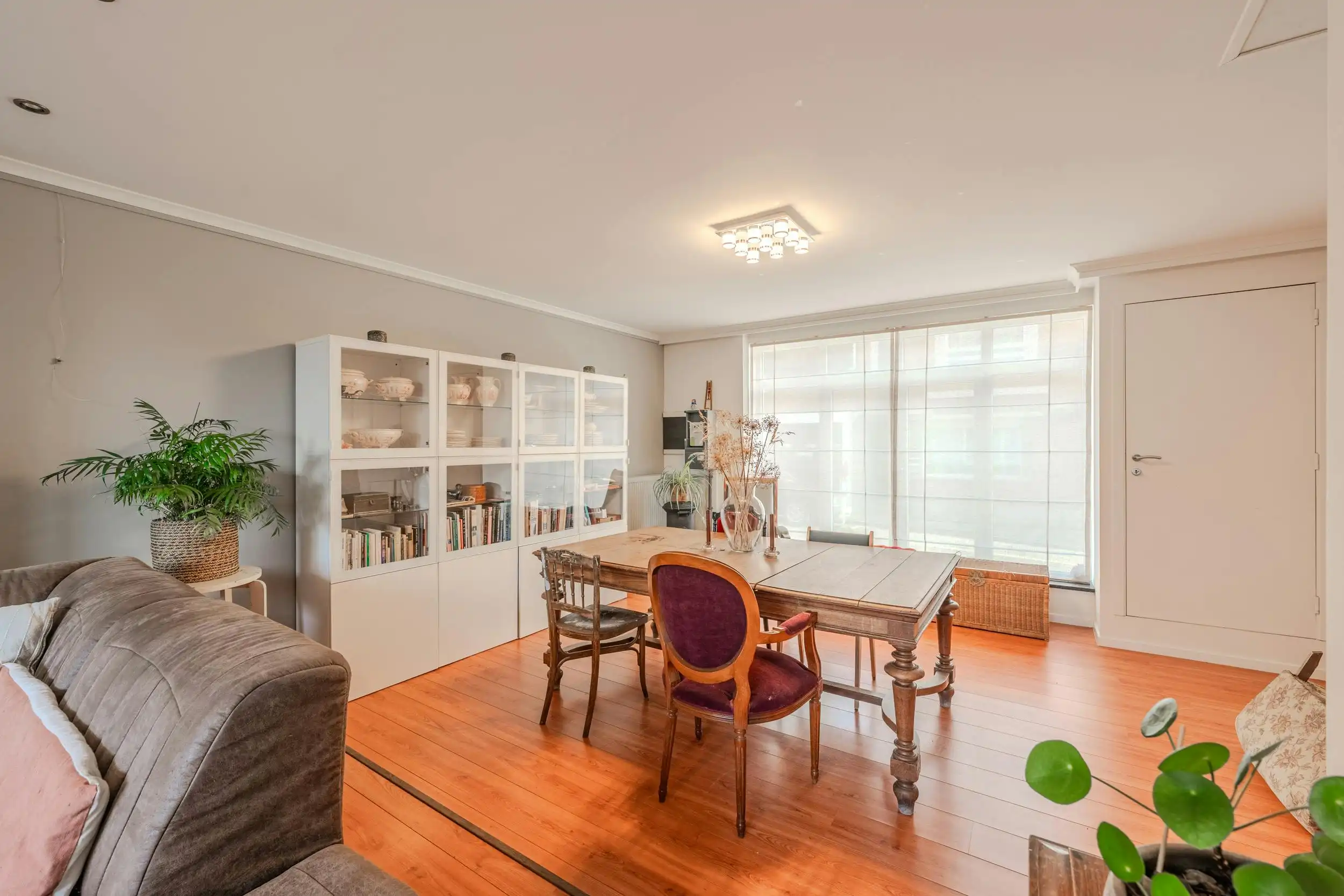 Ruime woning met vijf slaapkamers en gezellige stadskoer foto 4