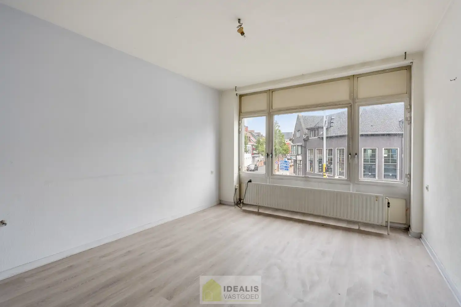 IDEALIS VASTGOED -  INVESTERINGSEIGENDOM BESTAANDE UIT 2 GELIJKVLOERSE HANDELSPANDEN EN 5 BOVENLIGGENDE APPARTEMENTEN IN HET CENTRUM VAN PELT! – te renoveren investeringseigendom op een toplocatie in Pelt (Neerpelt). Gelijkvloers 2 handelspanden, op de 1ste verdieping een 3 slpk.-appartement, 2de verdieping een 3 slpk.-appartement en een 1 slpk.-appartement en op de 3de verdieping een 3 slpk.-appartement en een 1 slpk.-appartement. Geschikt voor zij die zoeken naar een interessante investering in het centrum van Pelt. foto 13