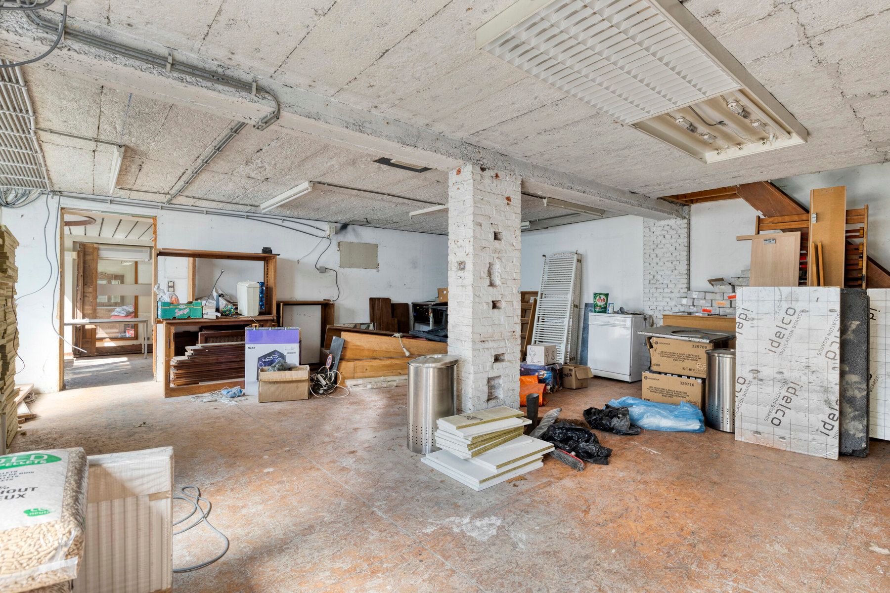 Magazijn met burelen, buitenruimte en bouwopties voorzijde. foto 12