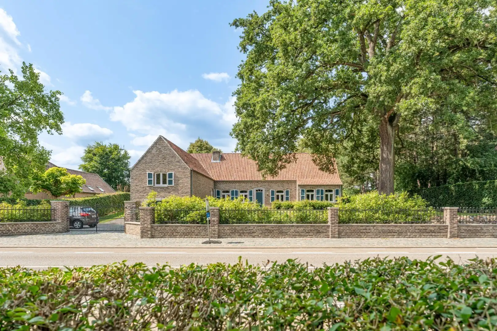 Ruim, karaktervol landhuis met parkachtige tuin op perceel van 16a29ca. foto 3