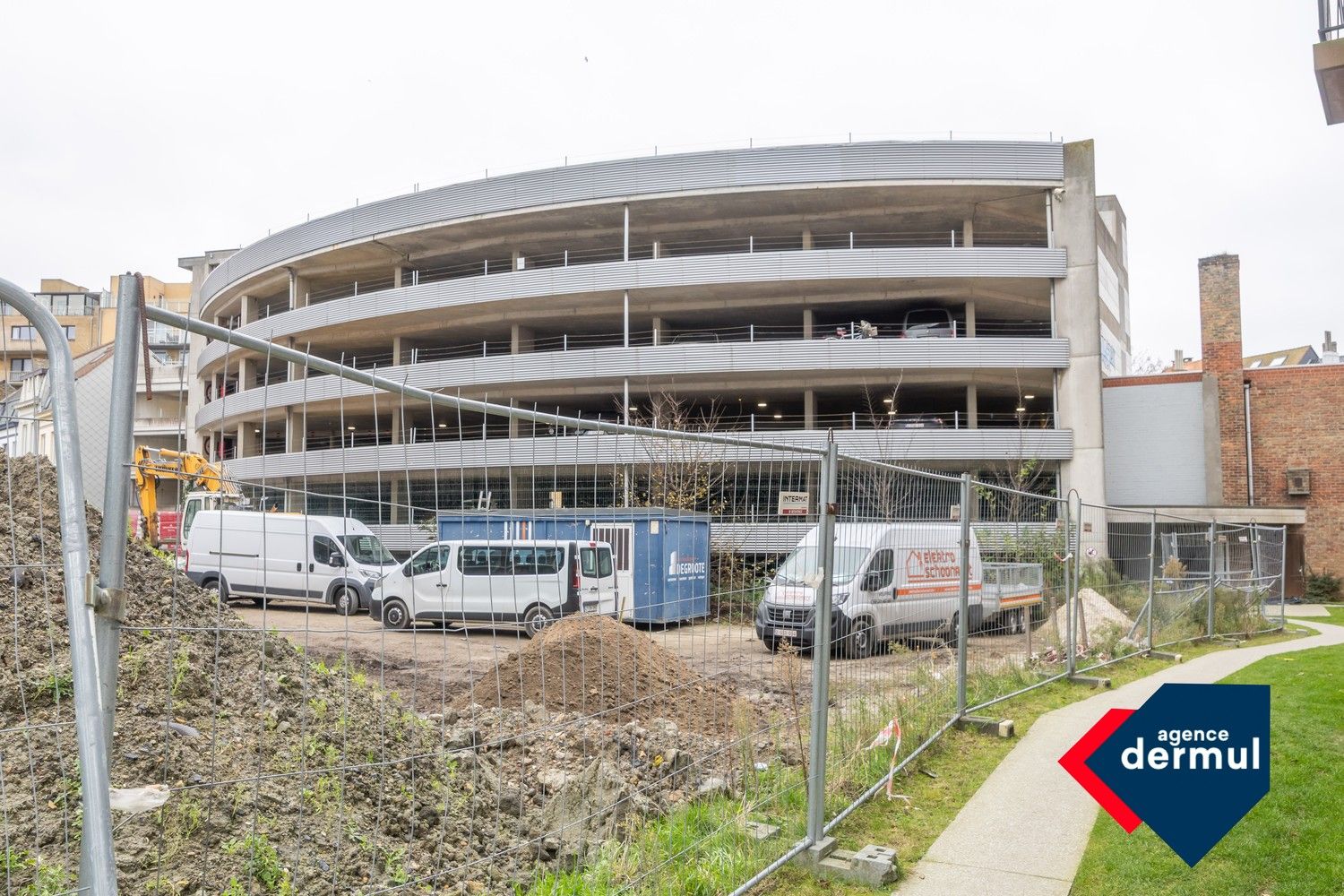 RECENT APPARTEMENT MET PARKING foto 23