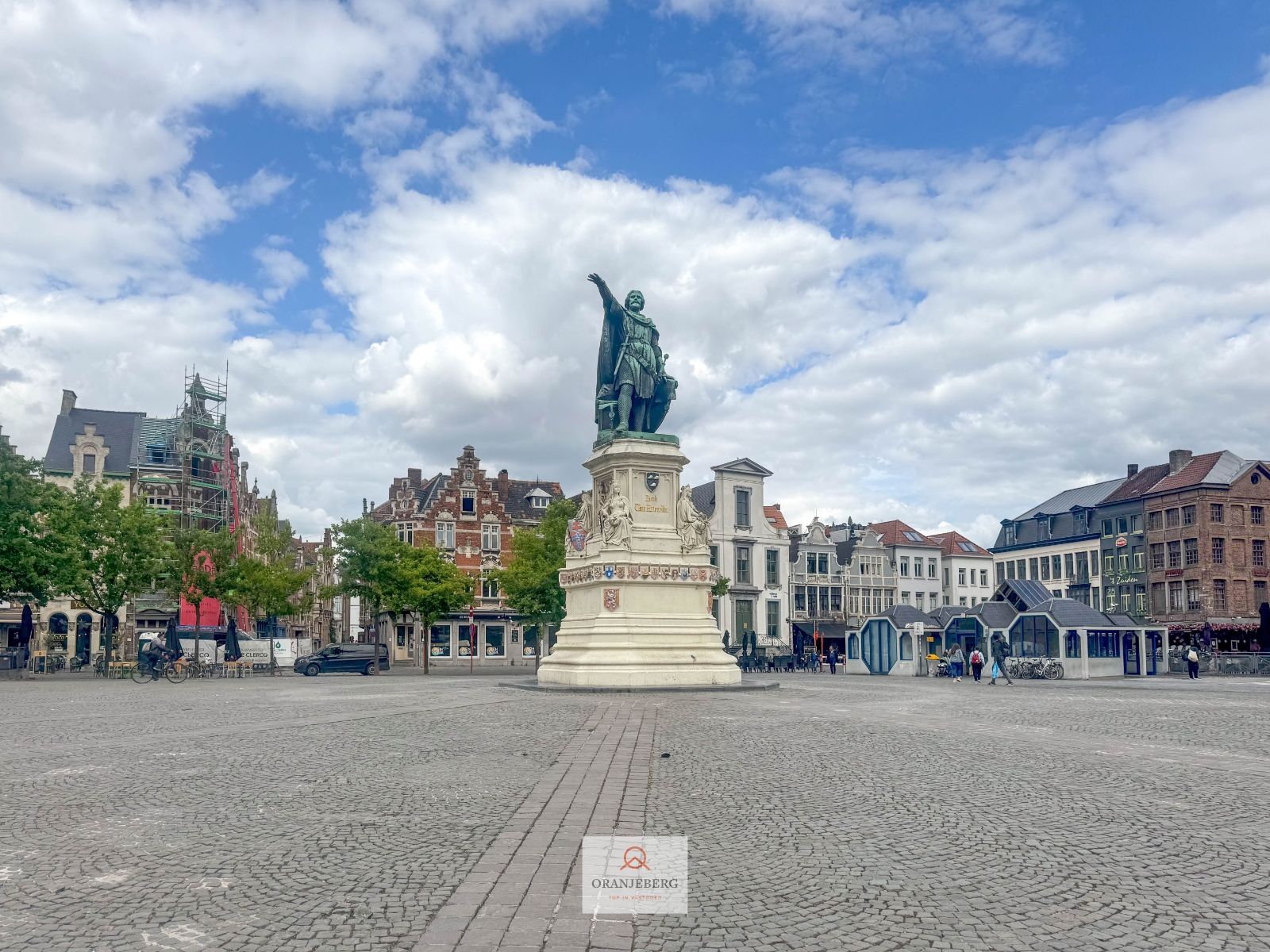 Handelspand in historisch gebouw aan de Vrijdagmarkt foto 2