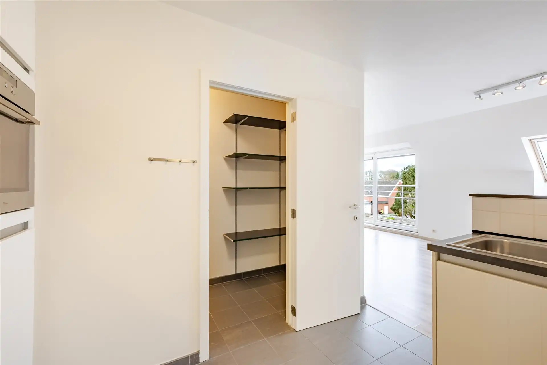 Instapklaar appartement met garagebox, centrum Laarne! foto 7