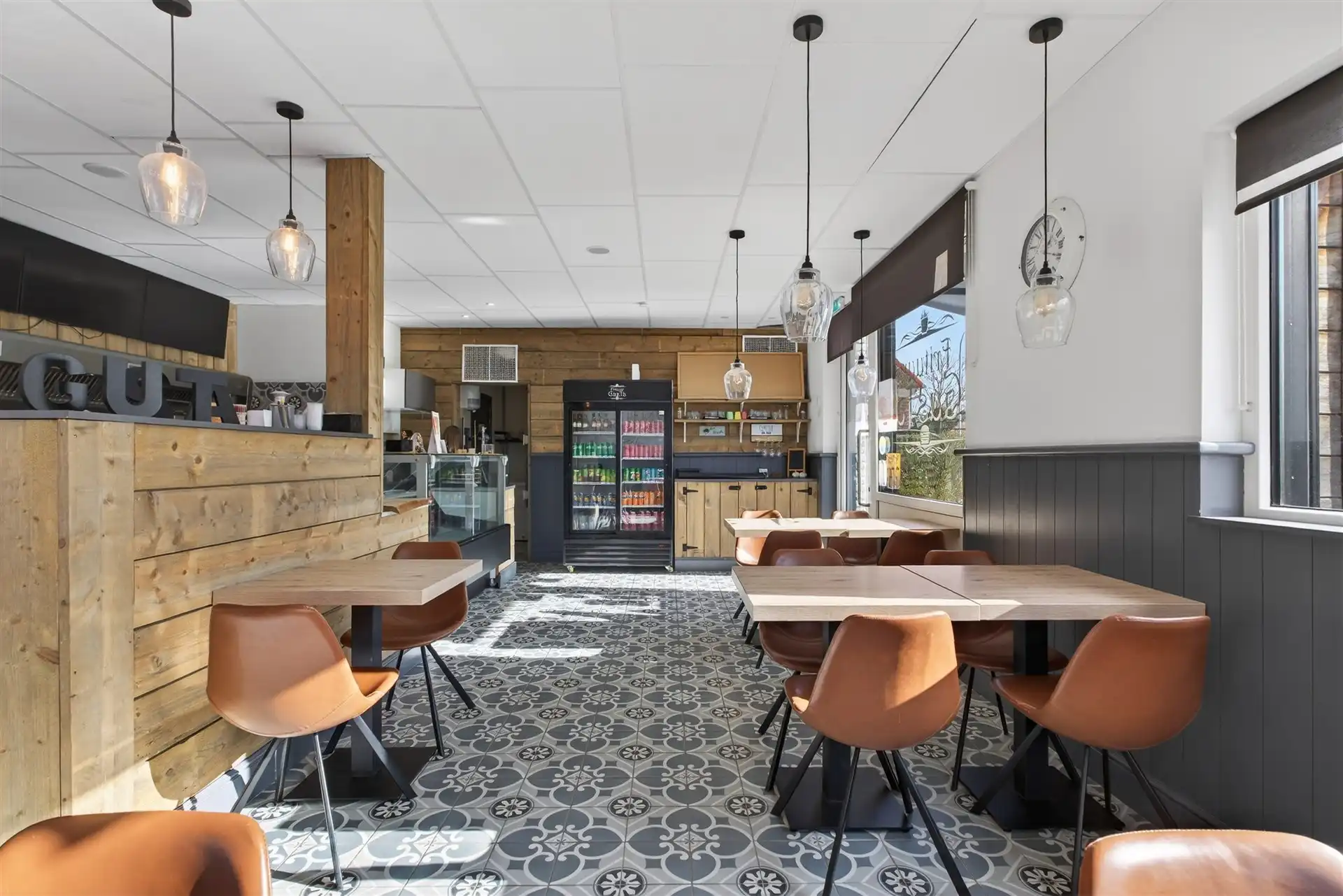 Recente handelszaak met heel ruime woonst op absolute topligging te Overmere. foto 6