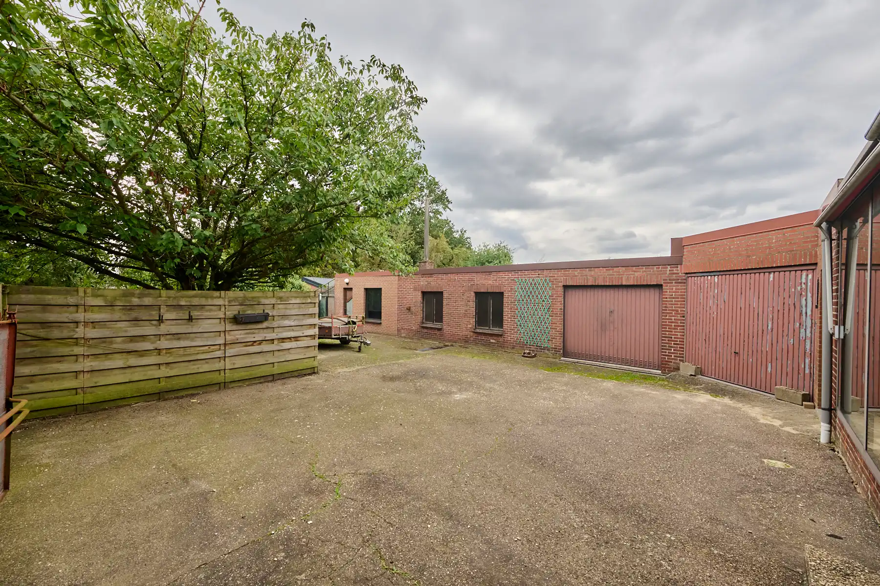 Woning met potentieel op een ruim perceel van 23a foto 2