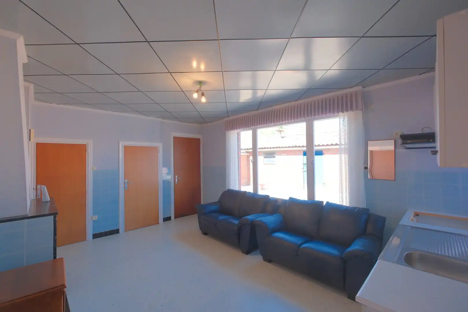 Kortemark - Rustig gelegen woning met 2 loodsen! foto 11