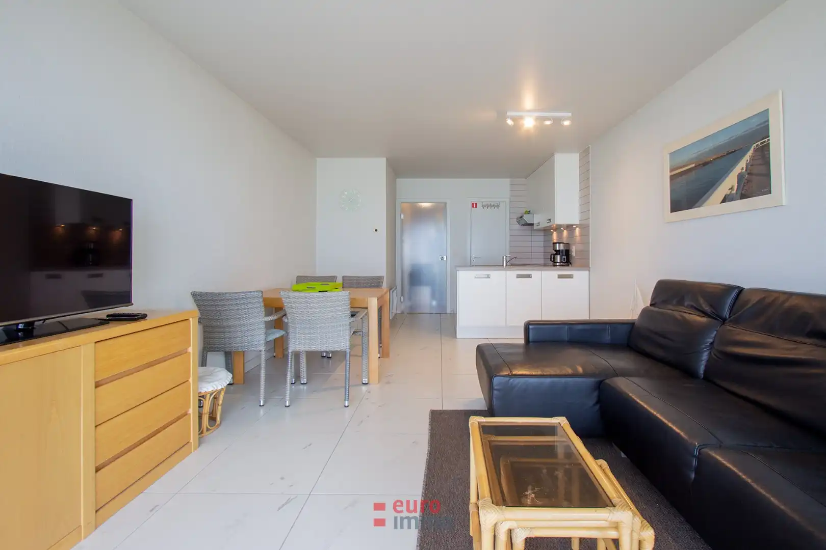 Lichtrijk appartement centraal op de Zeedijk van Nieuwpoort! foto 3