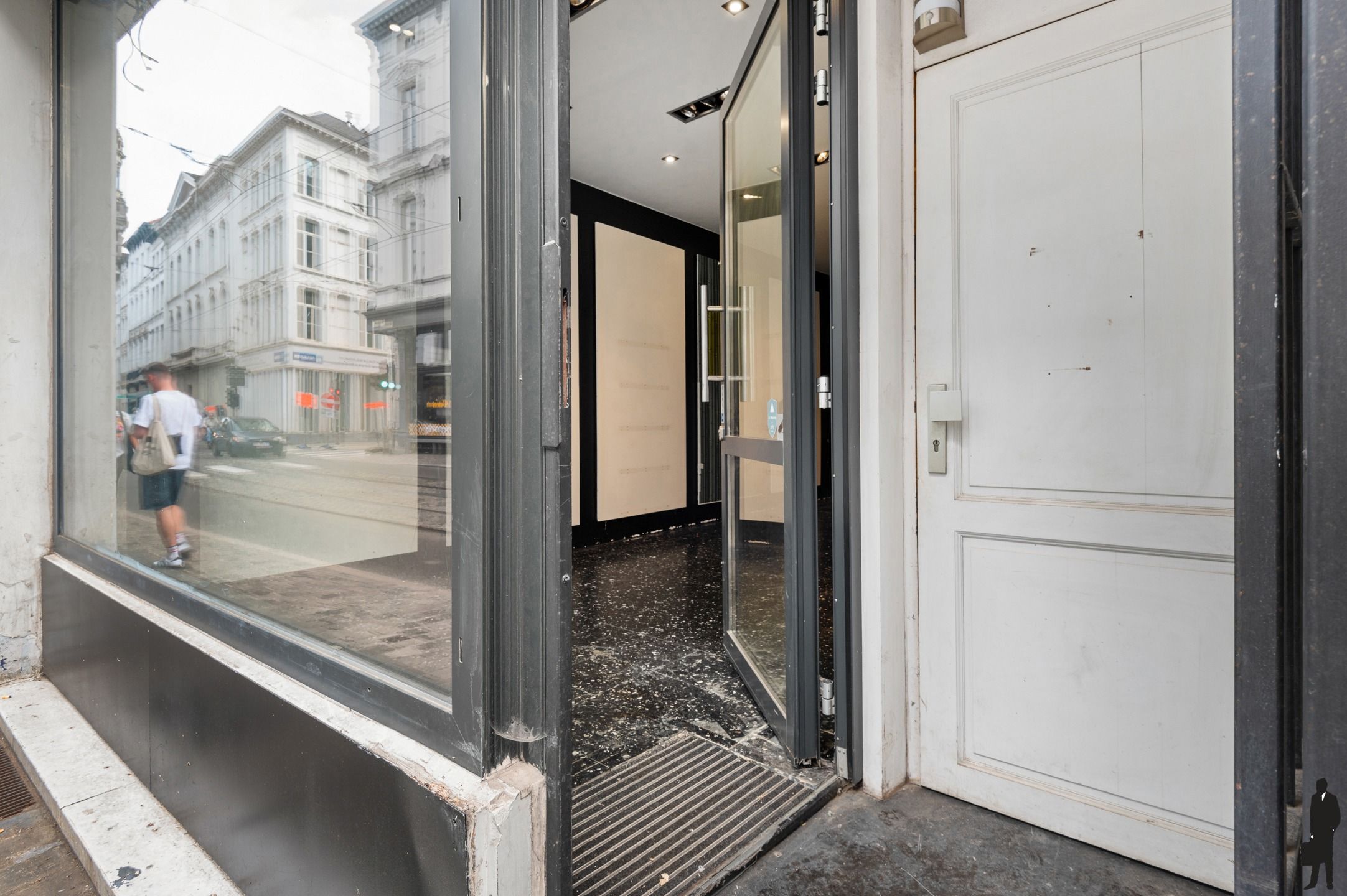 Riant opbrengsteigendom met handelsgelijkvloers en vier verdiepingen foto 2