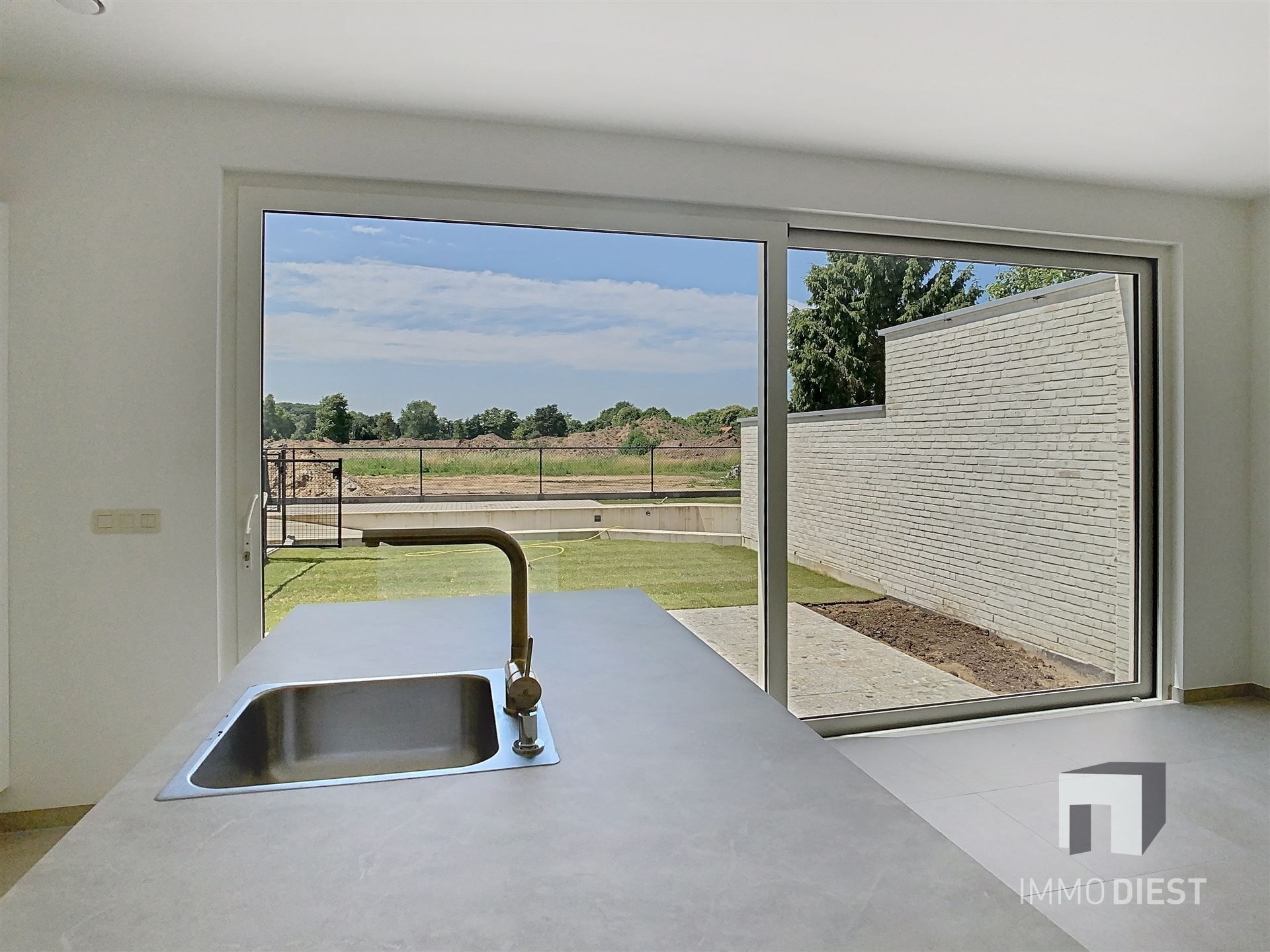 Gelijkvloers appartement met terras en tuintje foto 3