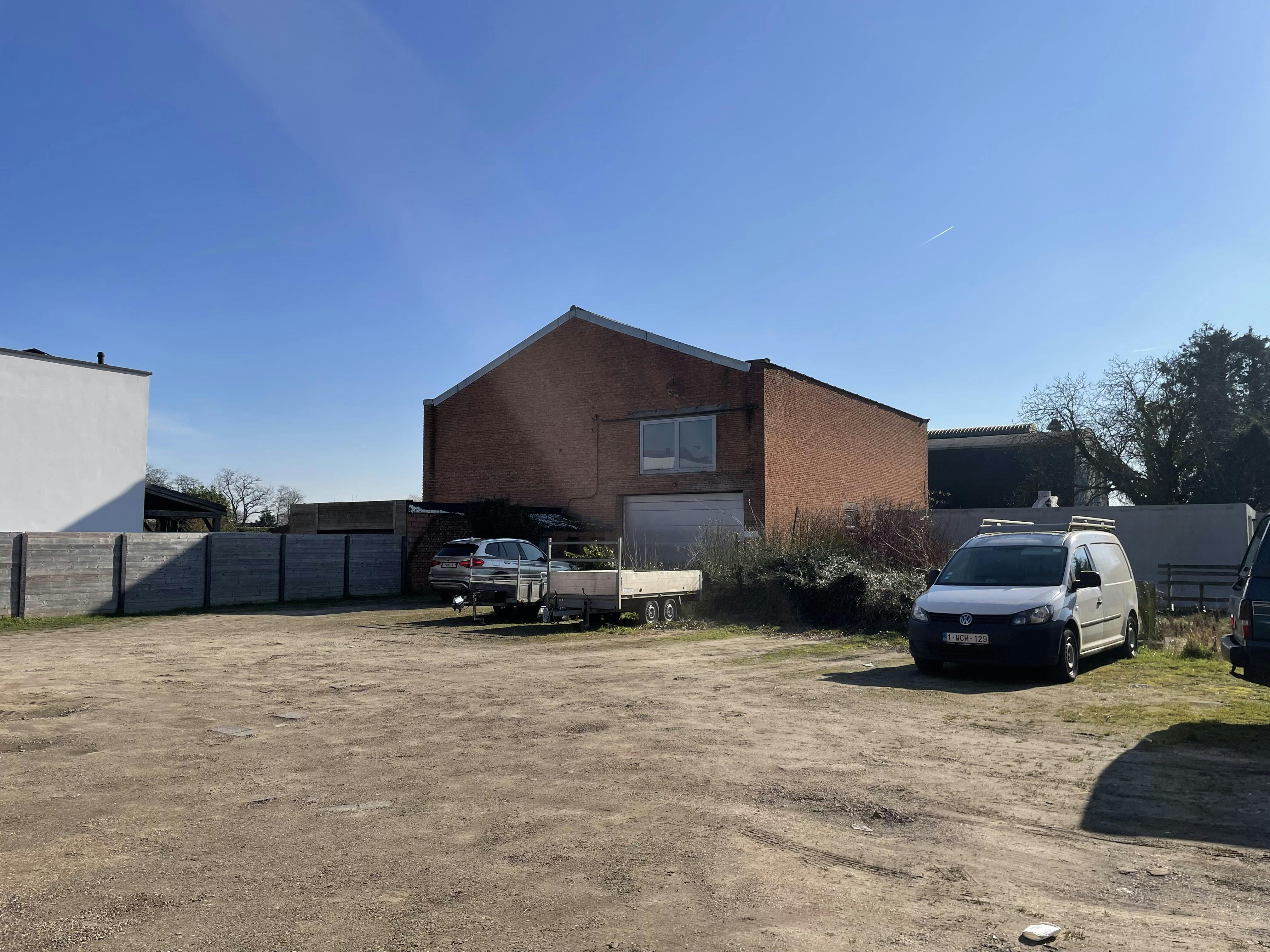 Projectgrond voor woningbouw met opslagplaats foto {{pictureIndex}}