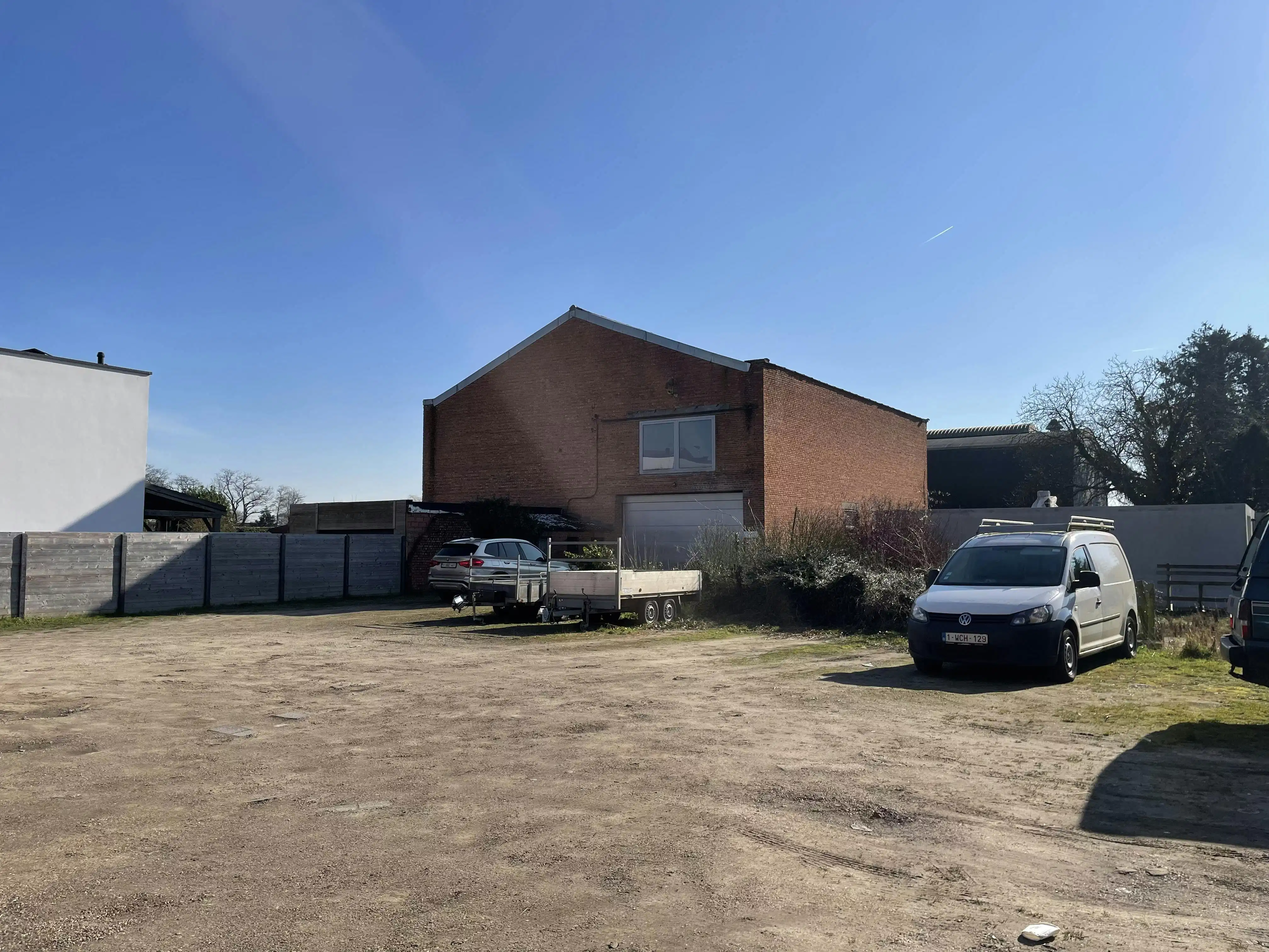 bouwgrond voor woningbouw met opslagplaats foto {{pictureIndex}}