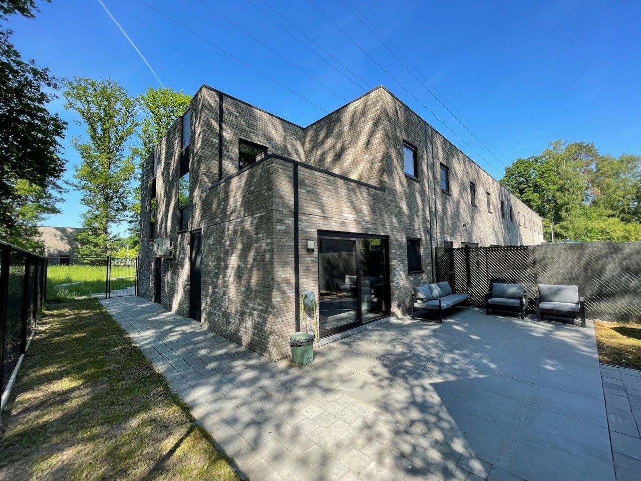 Genk - Bret, Atheneumstraat 40: Stijlvolle, energiezuinige woning met 3 slaapkamers, carport, tuin,... rustig gelegen in het groen op een top-locatie! foto 2