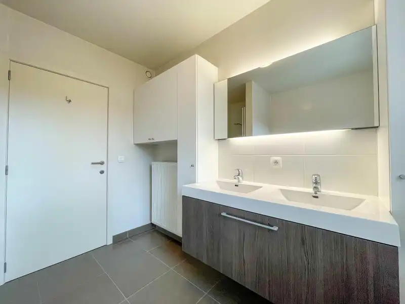 Modern appartement met 2 slaapkamers, terras en garage op centrale ligging te Wakken! foto 11