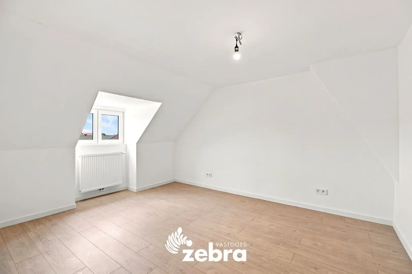 Gerenoveerde woning met uitweg op een rustige ligging in Izegem! foto 16