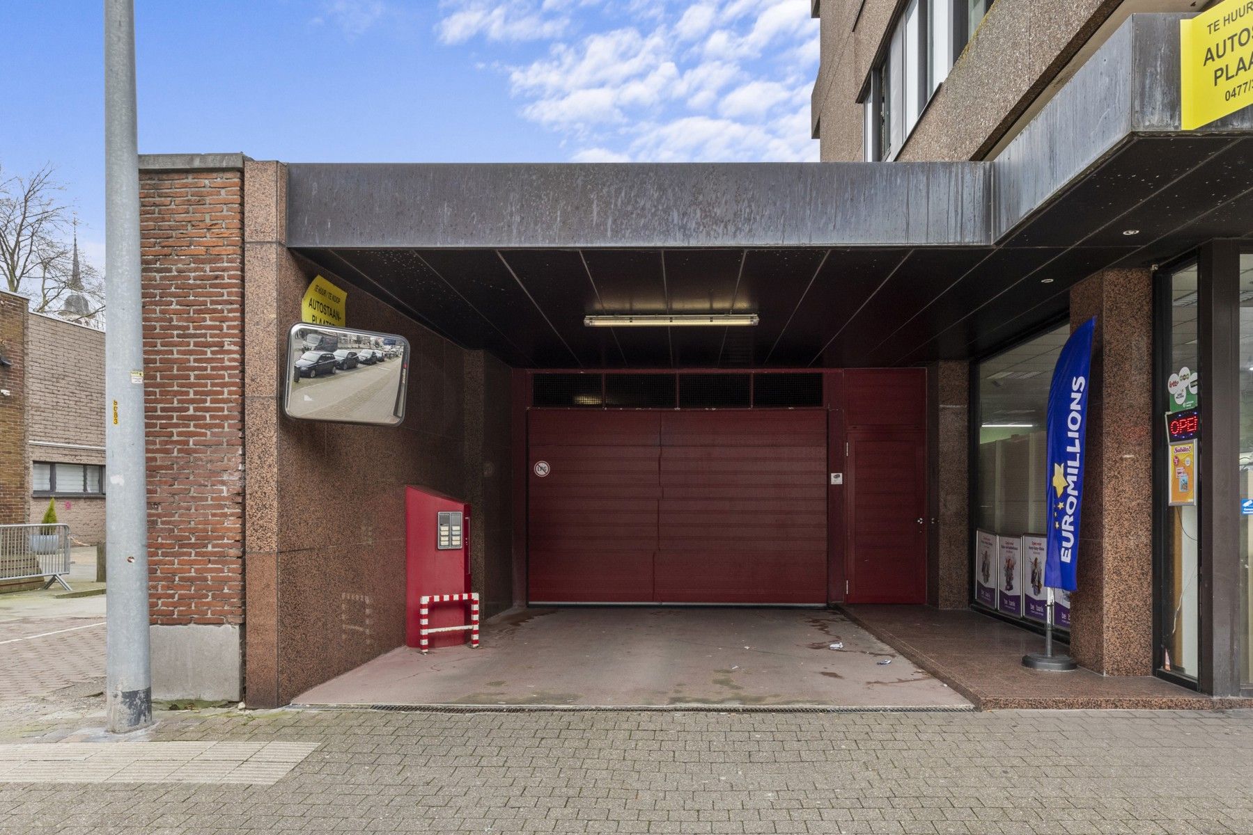 Gelijkvloerse autostaanplaats vlakbij Grote Markt in Sint-Niklaas foto 8