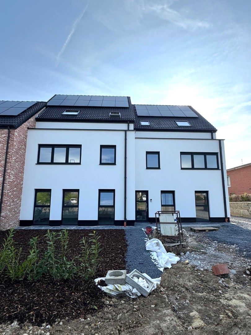 Nieuwbouwappartement met twee slaapkamers, terras en twee autostaanplaatsen foto {{pictureIndex}}