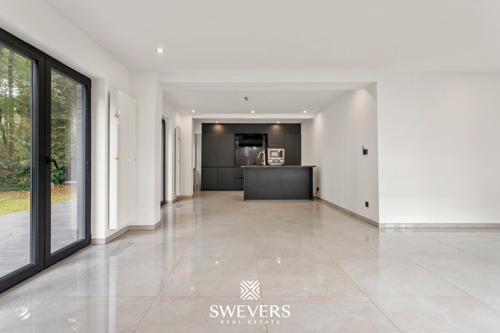 Volledig gerenoveerde gezinswoning met garage en tuin te Genk foto 6