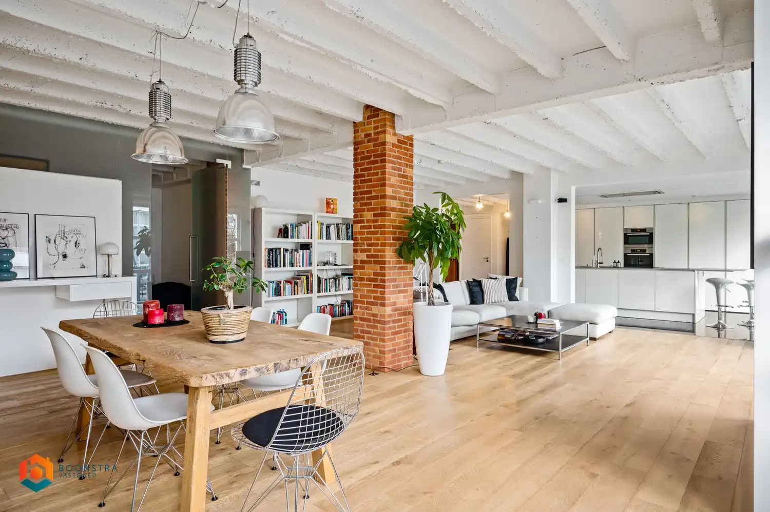 Exclusieve gelijkvloerse loft met 2 slpkrs, terras en staanplaats foto {{pictureIndex}}