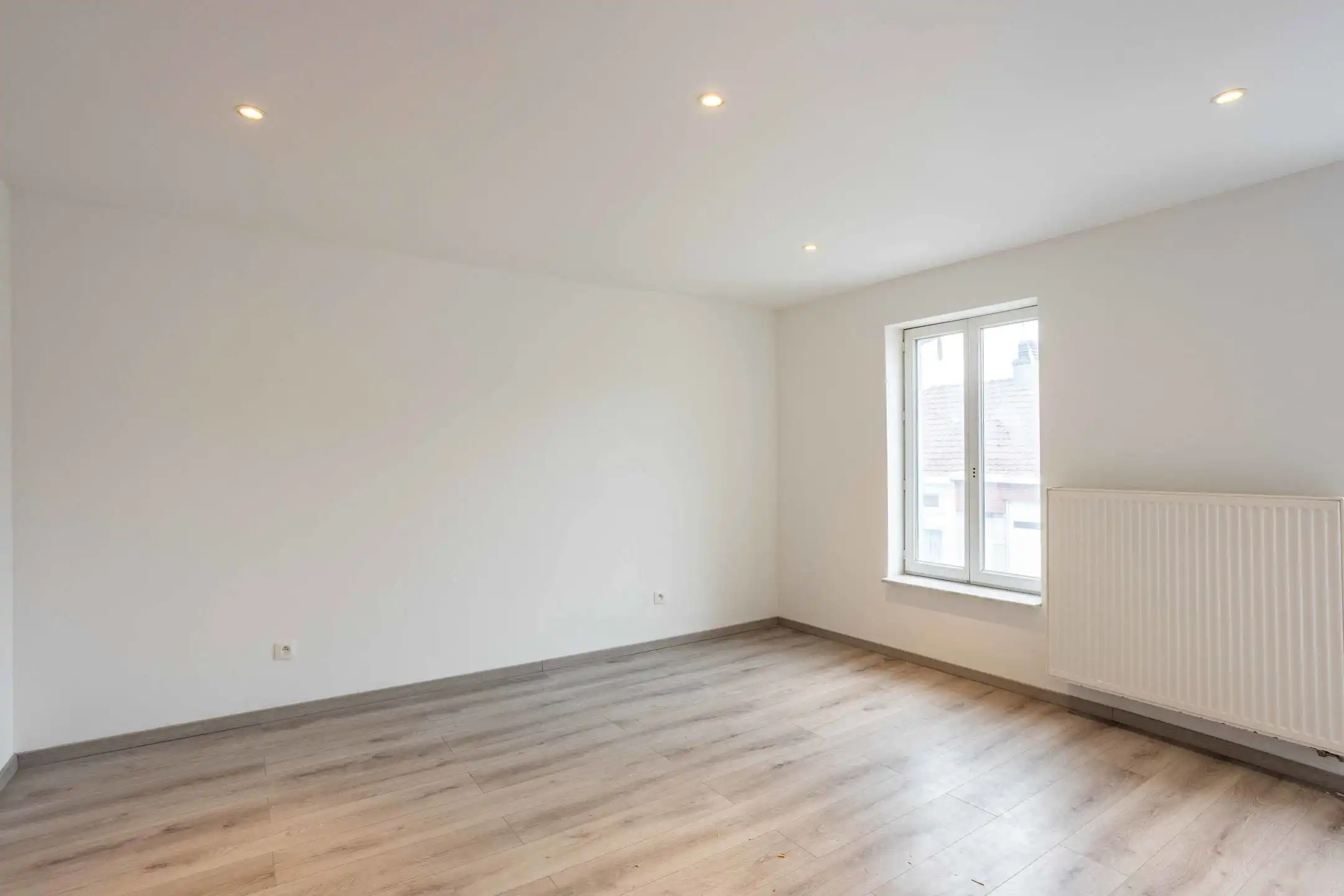 Gerenoveerde rijwoning met 3 slaapkamers en tuin. foto 12