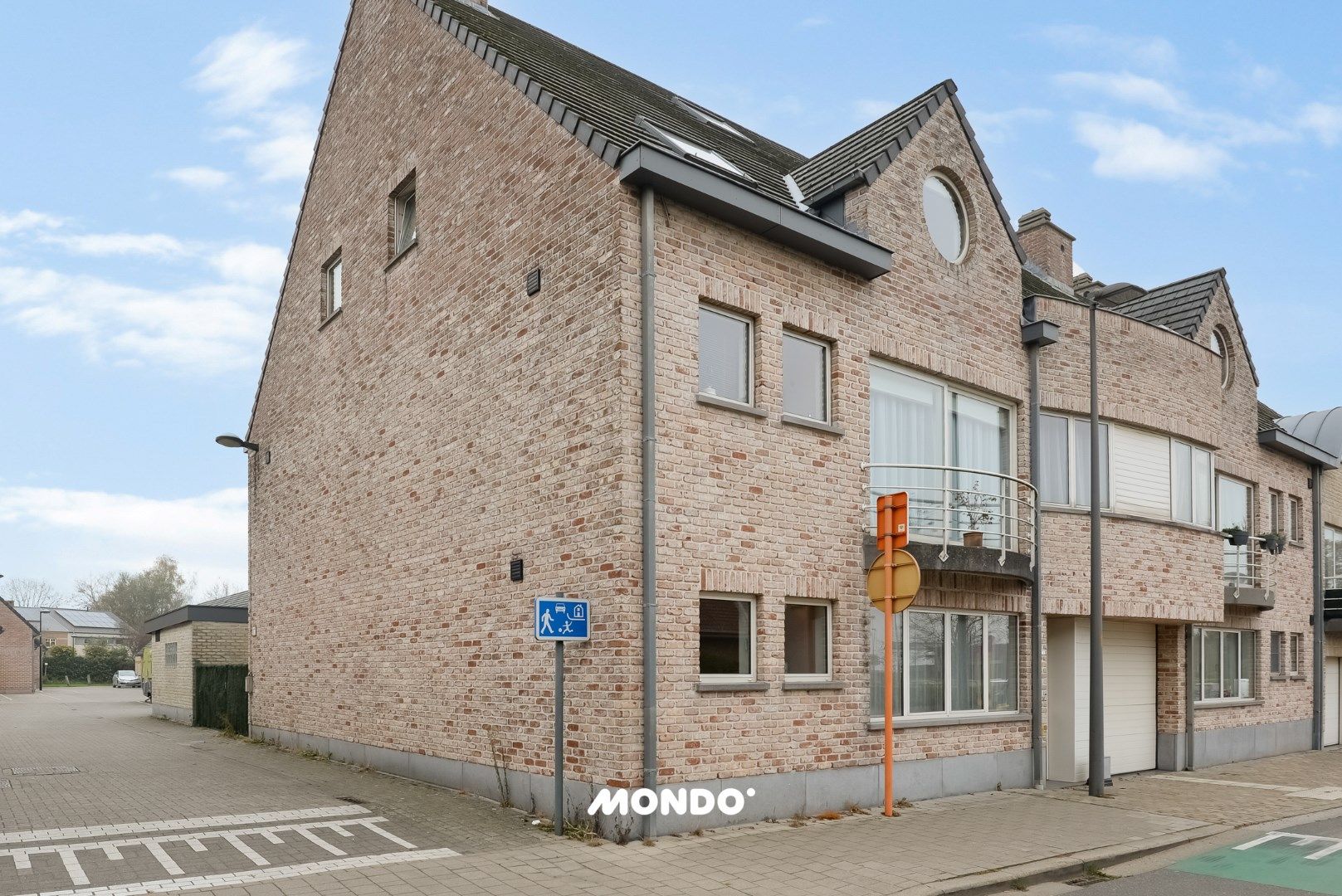 Ruim en energiezuinig duplexappartement te koop in het centrum van Steenhuffel – Inclusief overdekte privéparking foto {{pictureIndex}}