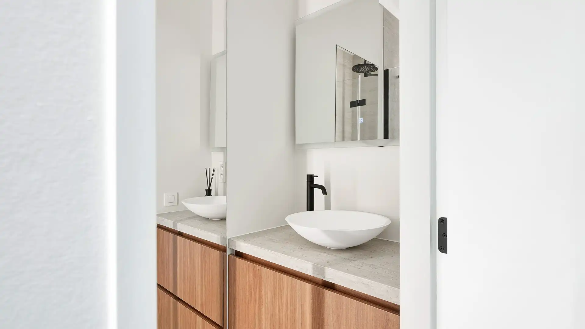 Volledig gerenoveerd appartement met zuidgericht terras heel centraal gelegen op de Kustlaan. foto 42