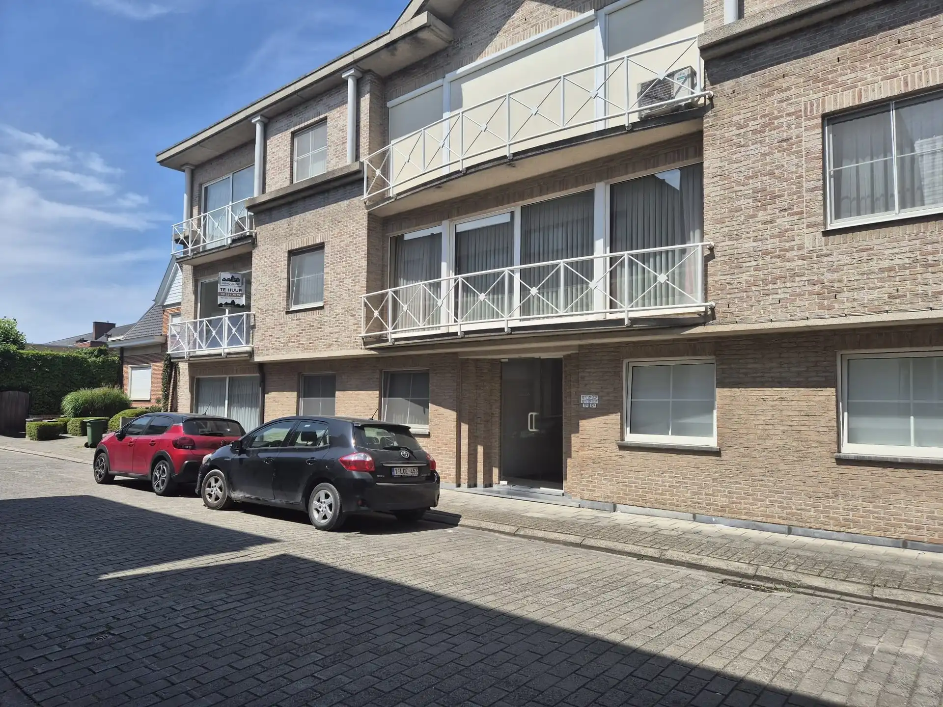 Ruim appartement met 2 slaapkamers, groot terras en garage foto 2
