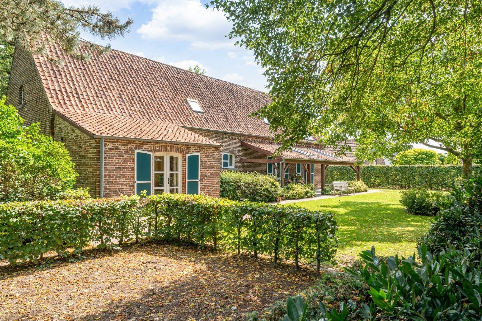 Ruim, karaktervol landhuis met parkachtige tuin op perceel van 16a29ca. foto 5