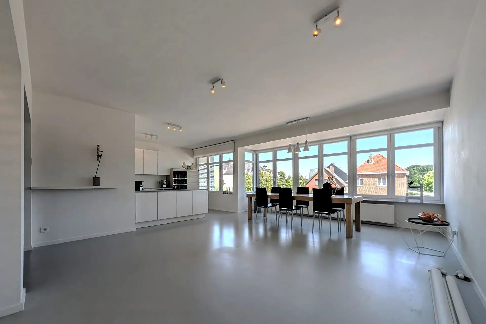 Instapklaar gerenoveerd appartement met 2 slaapkamers en 2 terrassen foto {{pictureIndex}}
