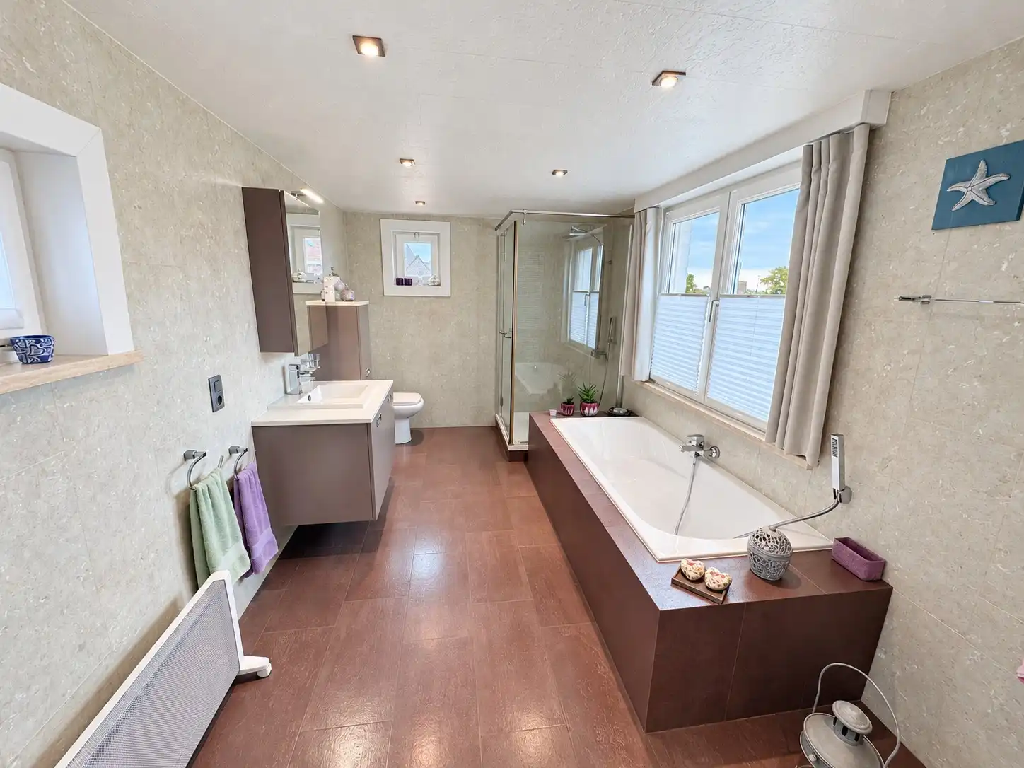 Verzorgde woning met twee slaapkamers en groot terras te huur te de Haan - Vosseslag. foto 11