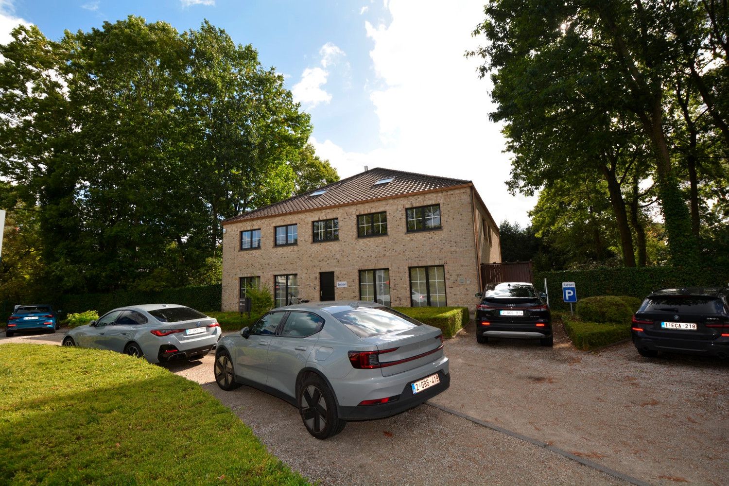 VERZORGD KANTOORGEBOUW MET PARKING! foto 2