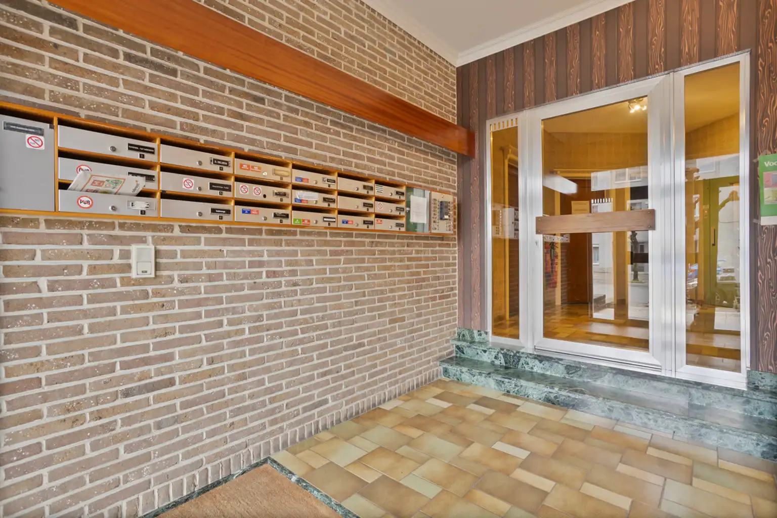 Te moderniseren hoekappartement met twee slaapkamers foto 2