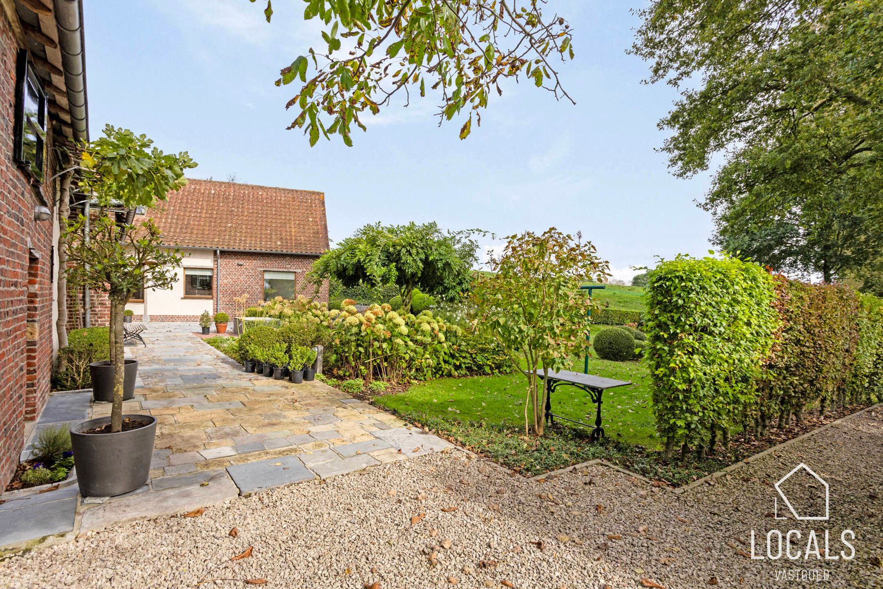 Unieke woning gelegen in een oase van rust foto 12