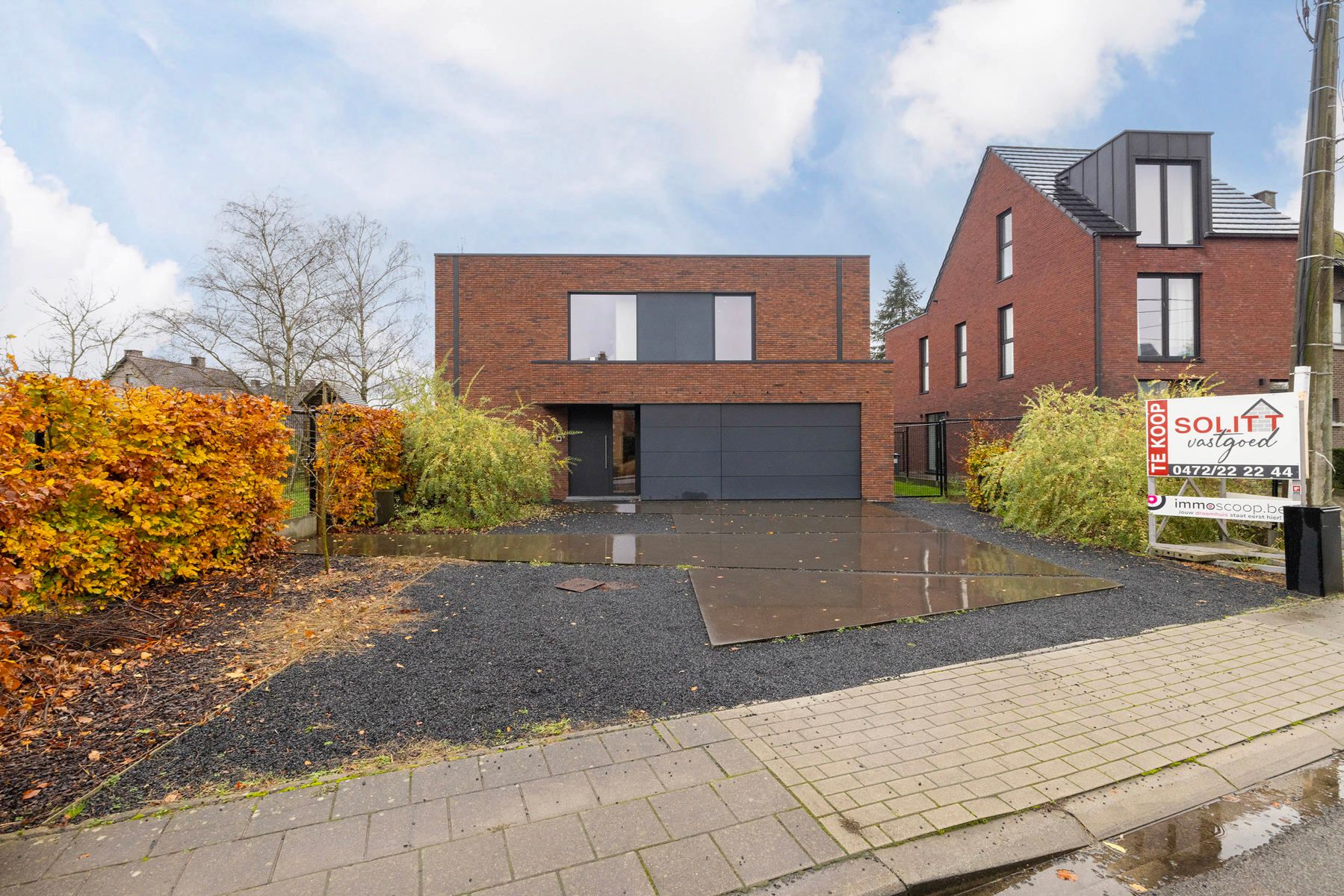 Moderne villa met 3 slpk, garage, tuin en e-peil 1 foto {{pictureIndex}}