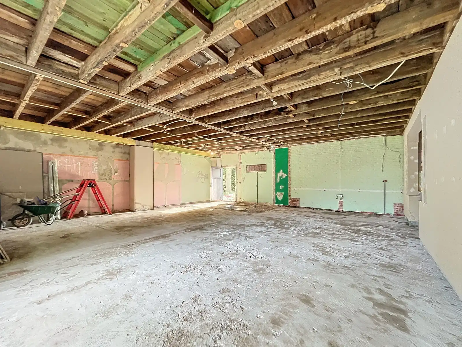 Zeer ruim huis met praktijk/pol. ruimte op terrein van 40a. foto 16