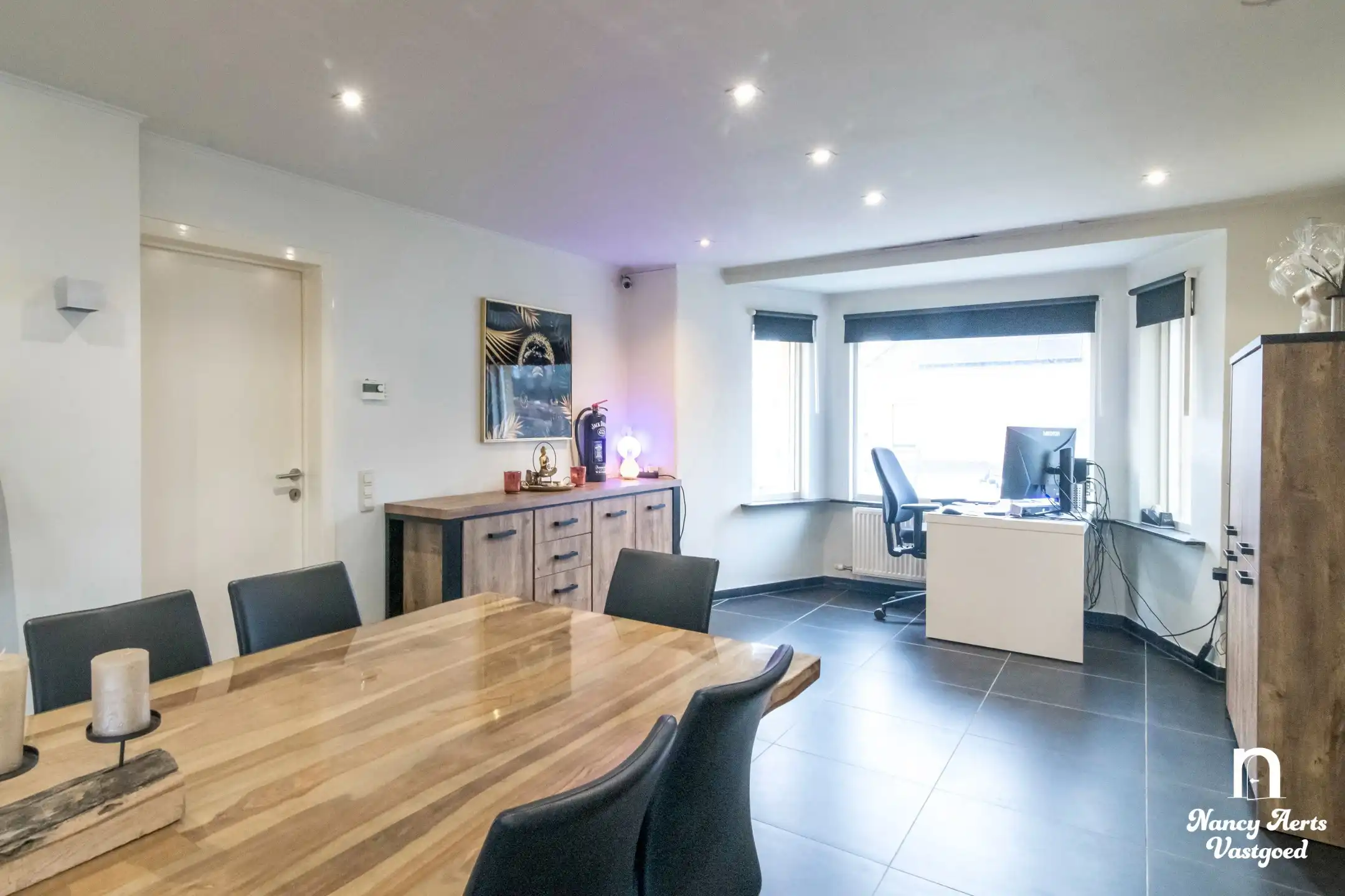 Veelzijdige woning met royale ruimtes en zwembad foto 31