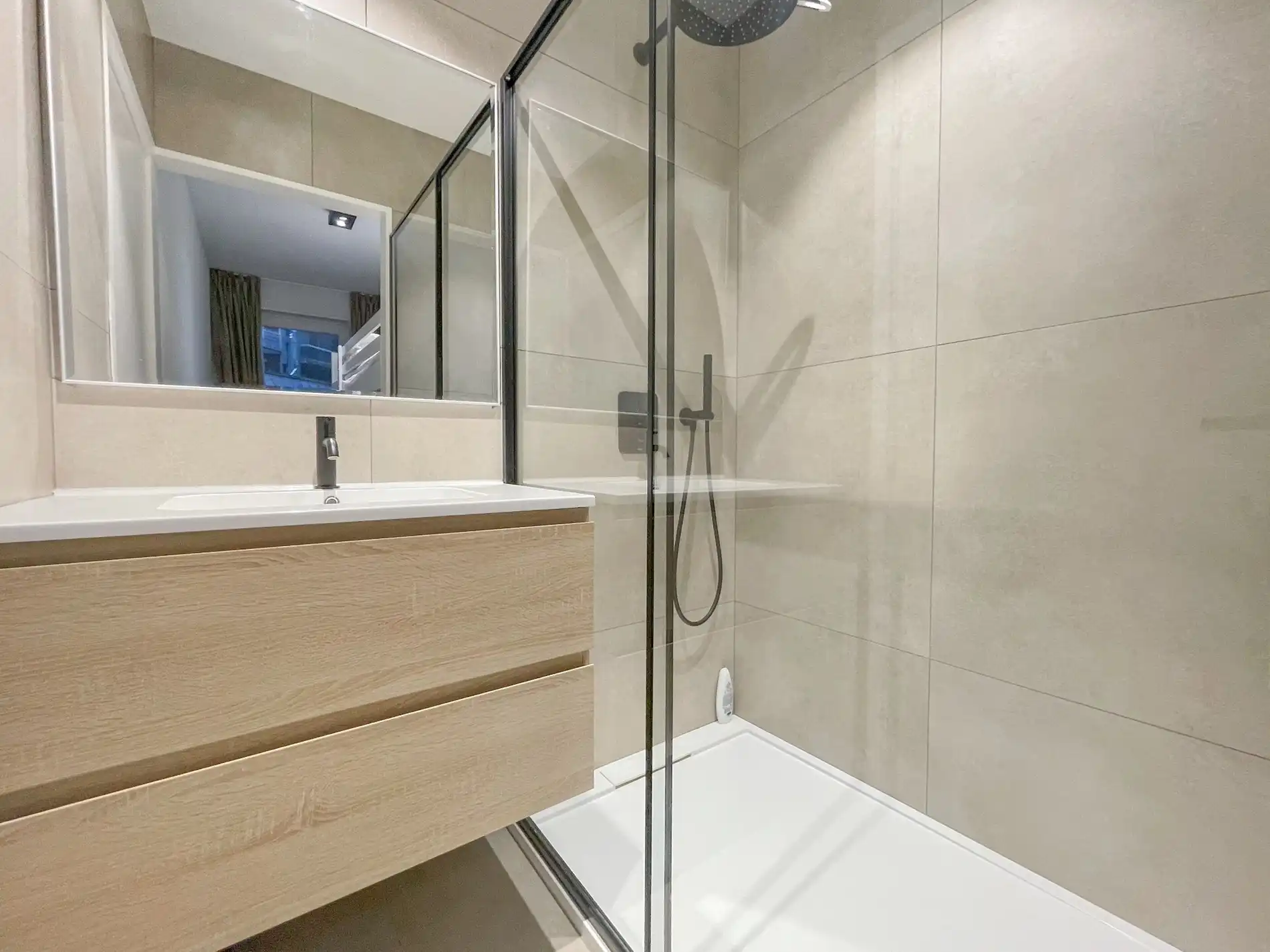 Stijlvol gerenoveerd appartement gelegen op een boogscheut van de zee. foto 18