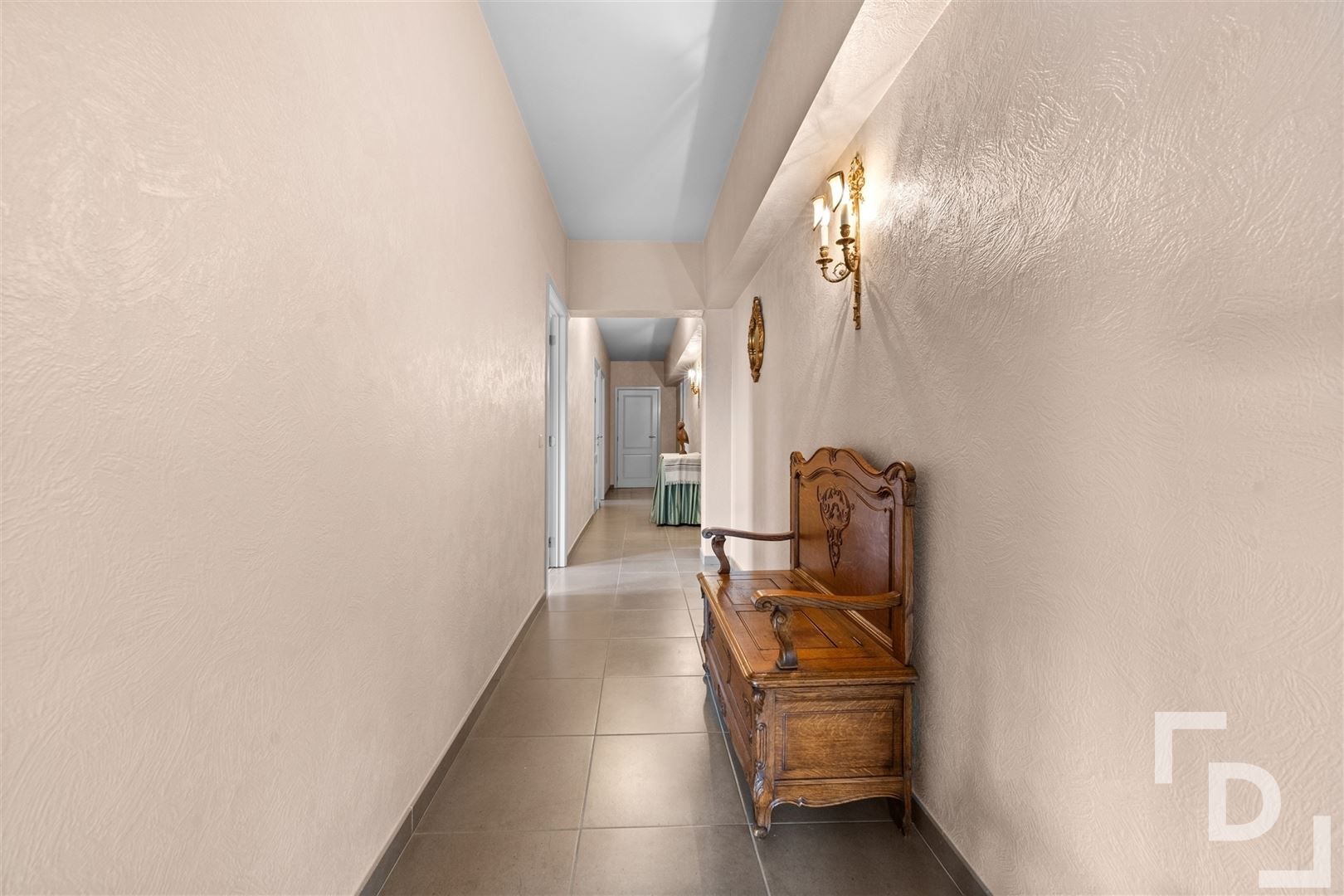 Zeer ruim appartement op toplocatie te koop in Ieper foto 15