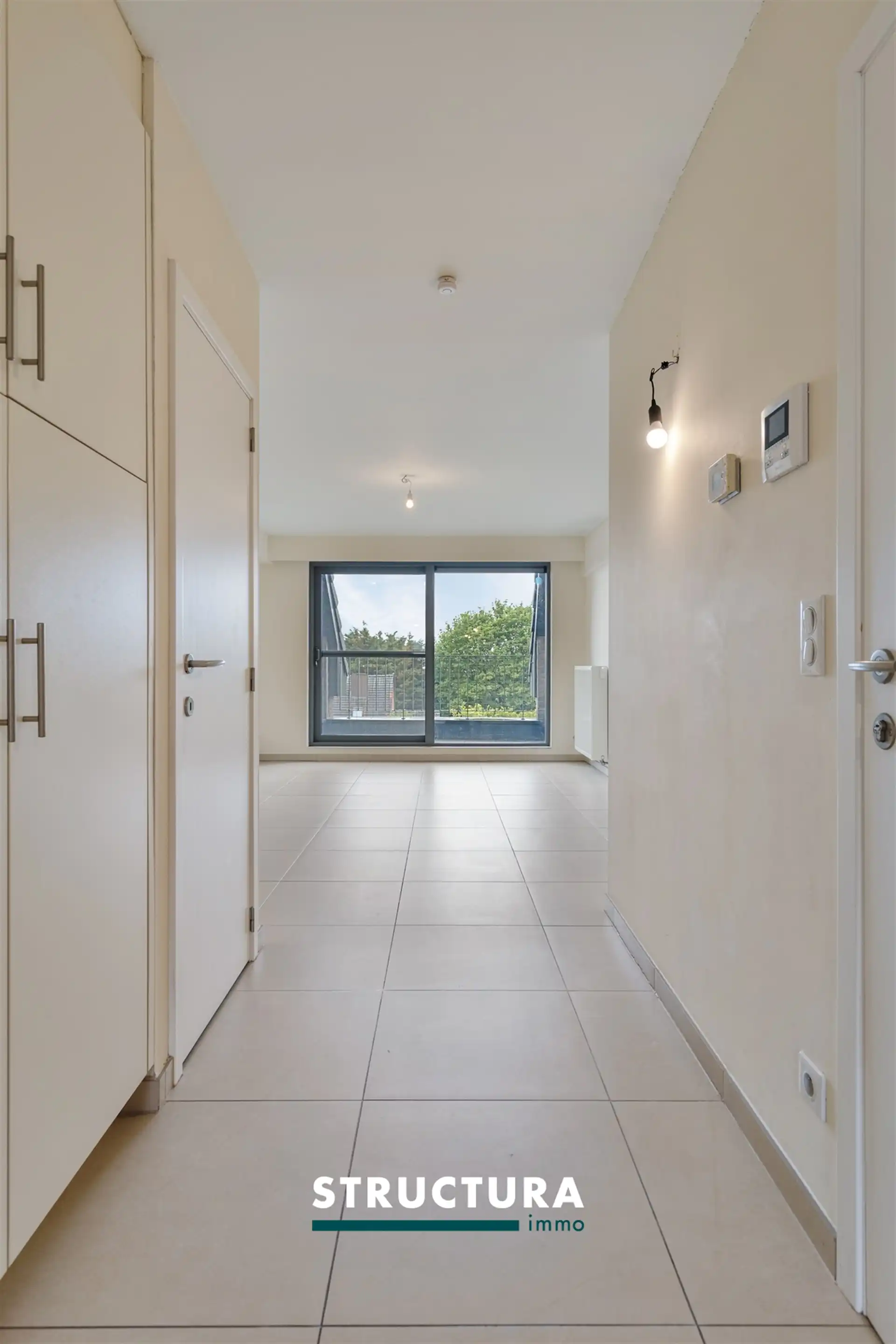 Lichtrijk duplexappartement met terras en 2 kamers foto 3