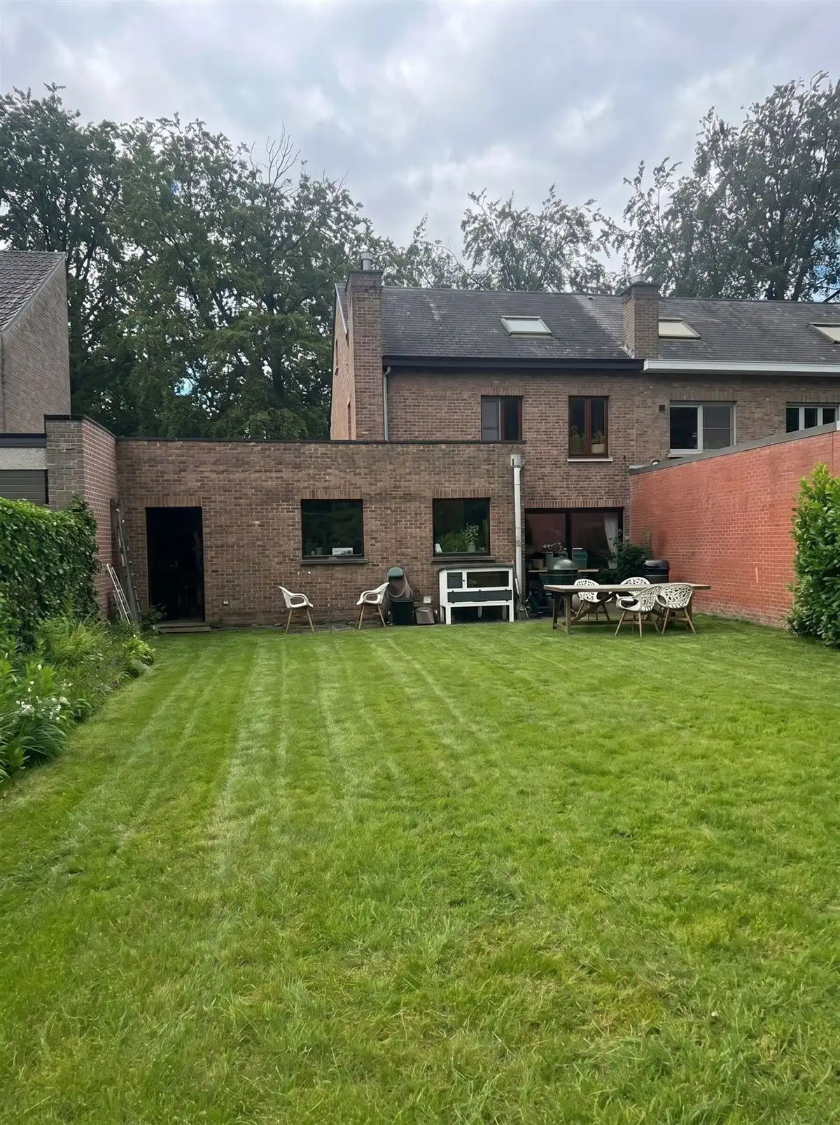 Ruime gezinswoning met grote tuin in groene omgeving foto 5