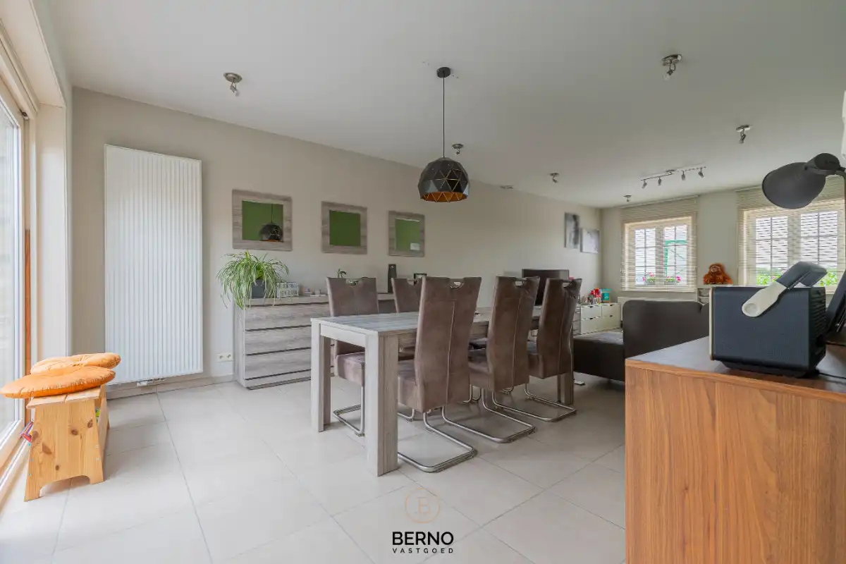 Recente en ruime gezinswoning met zonnige tuin foto 4