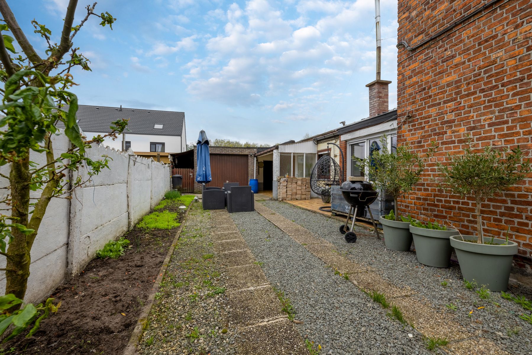 Gezinswoning met veel potentieel, garage en tuin! foto 17