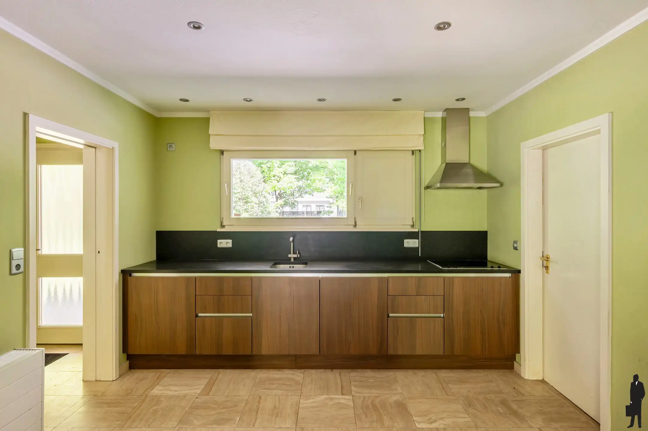 Een volledig te renoveren gelijkvloerse villa (heden kantoor) op ca. 2.438 m² foto 10