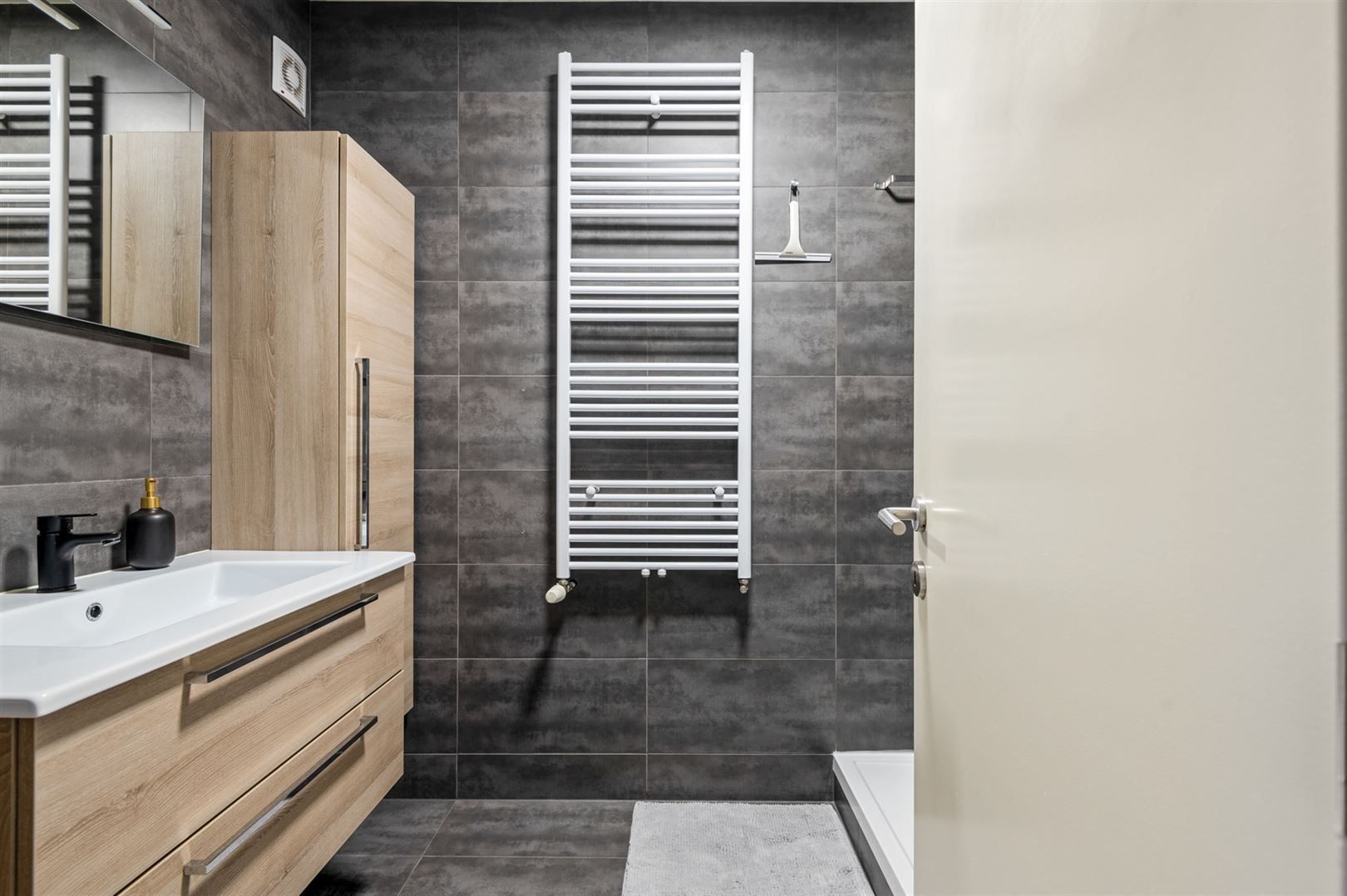 Recent gerenoveerd appartement ca. 88m2 met 2 slaapkamers en terras. foto 10